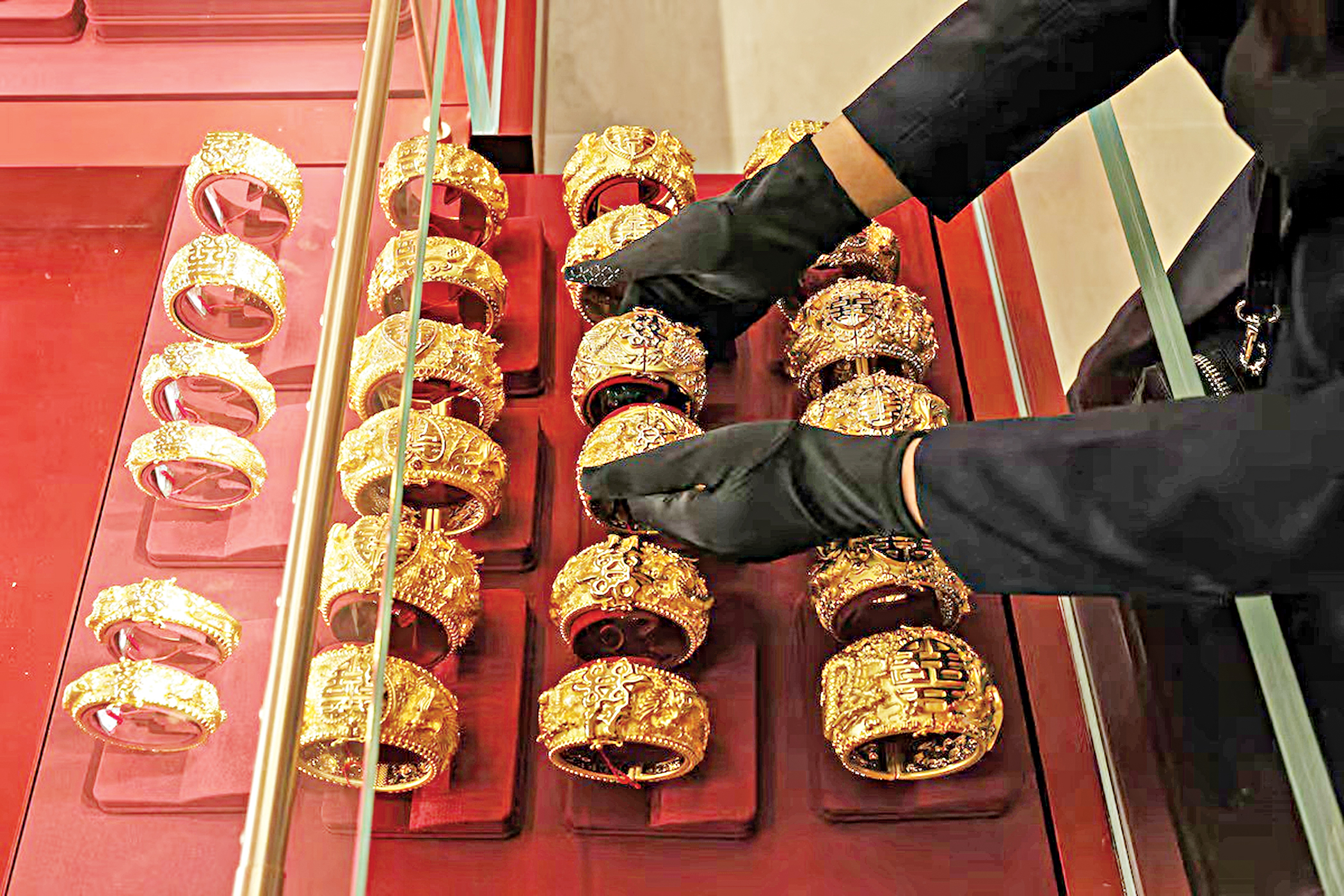 Gold prices steady