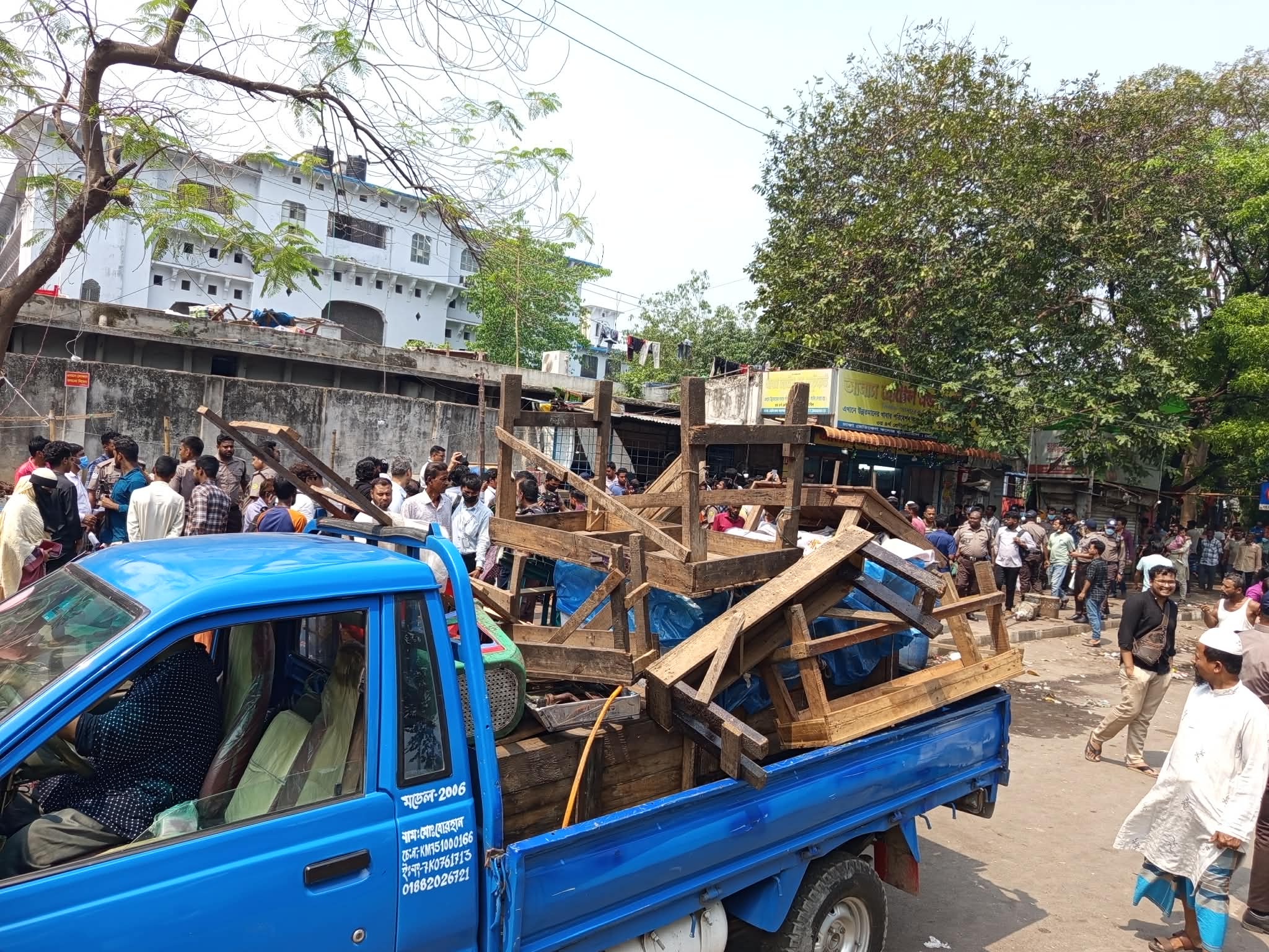 DMP continues reclaiming sidewalks, roads on second day of citywide drive