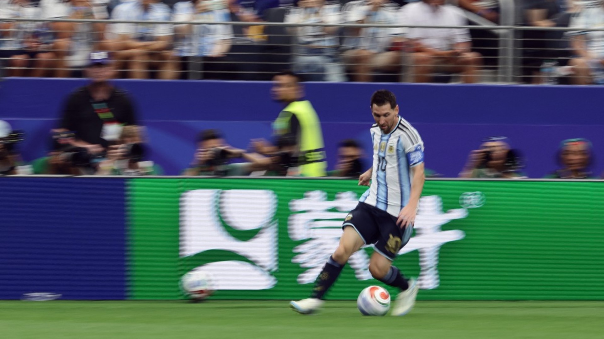 Messi splitting the atoms of his game
