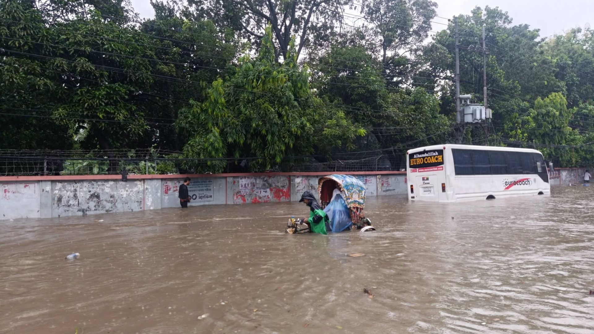 A 3.4 km journey through floodwater took 90 mins in Dhaka today