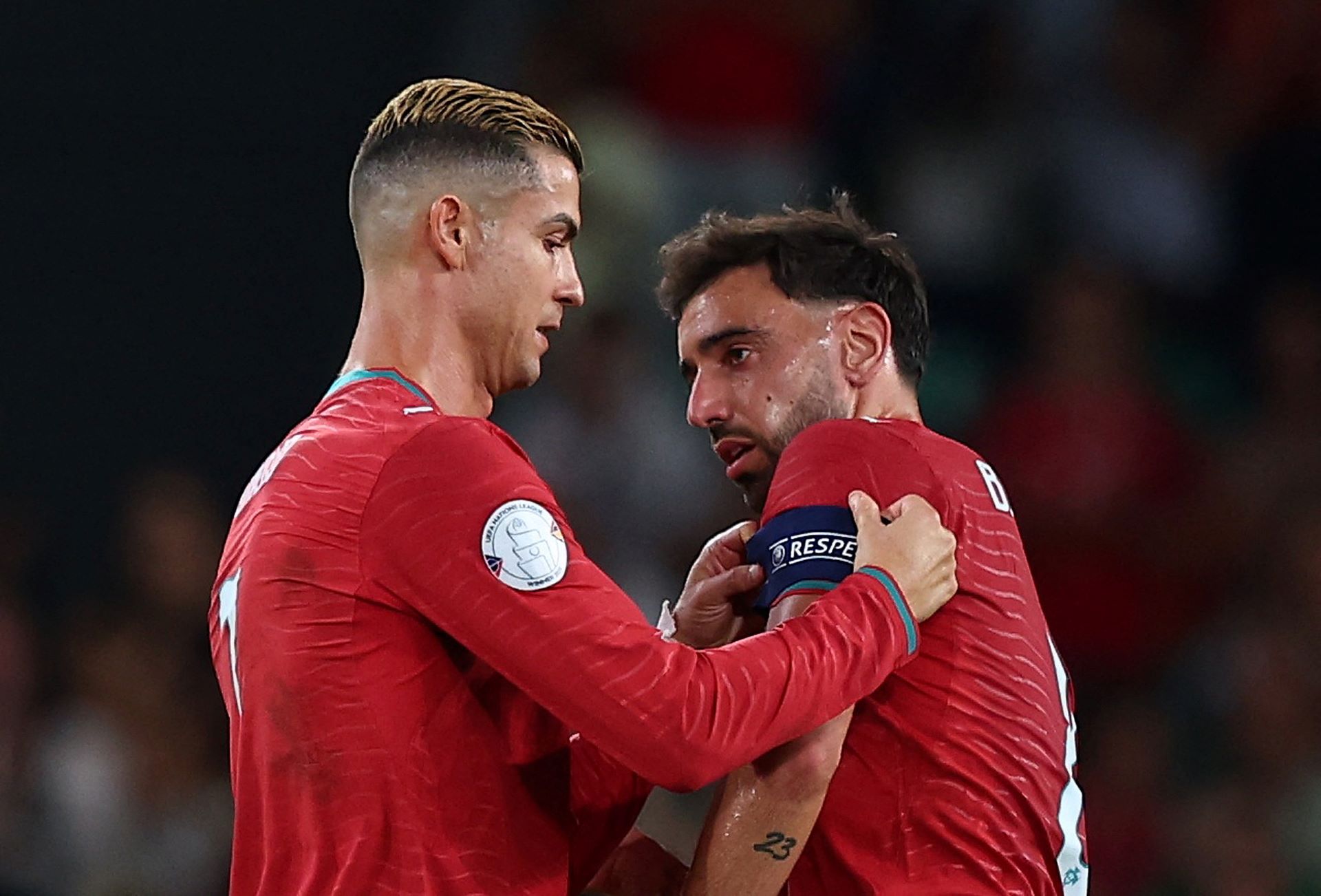 Fernandes hails Ronaldo as Portugal's 'greatest symbol' amid controversy