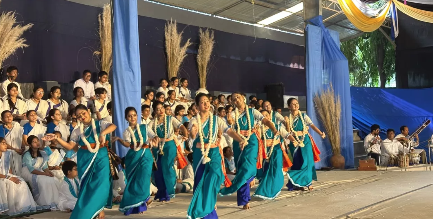 Chhayanaut celebrates autumn with Tagore, Nazrul at St Joseph