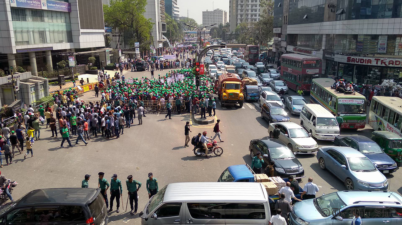 Dhaka gridlocked, Obaidul seeks public cooperation