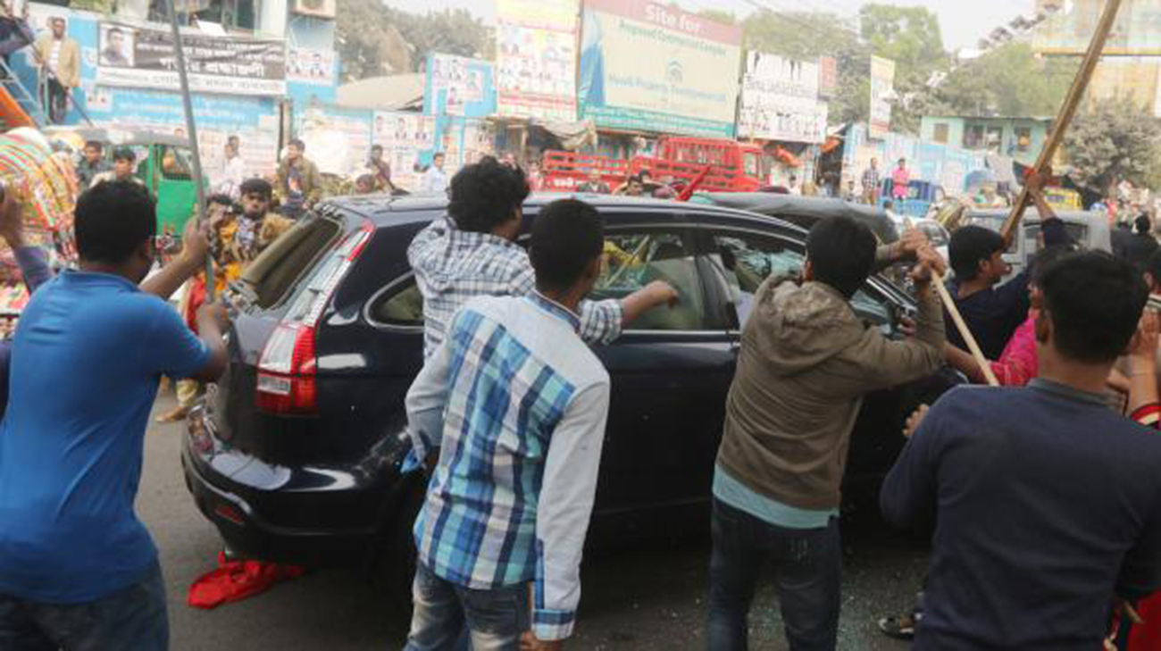 3 hurt in clash between BGMEA employees, RMG workers