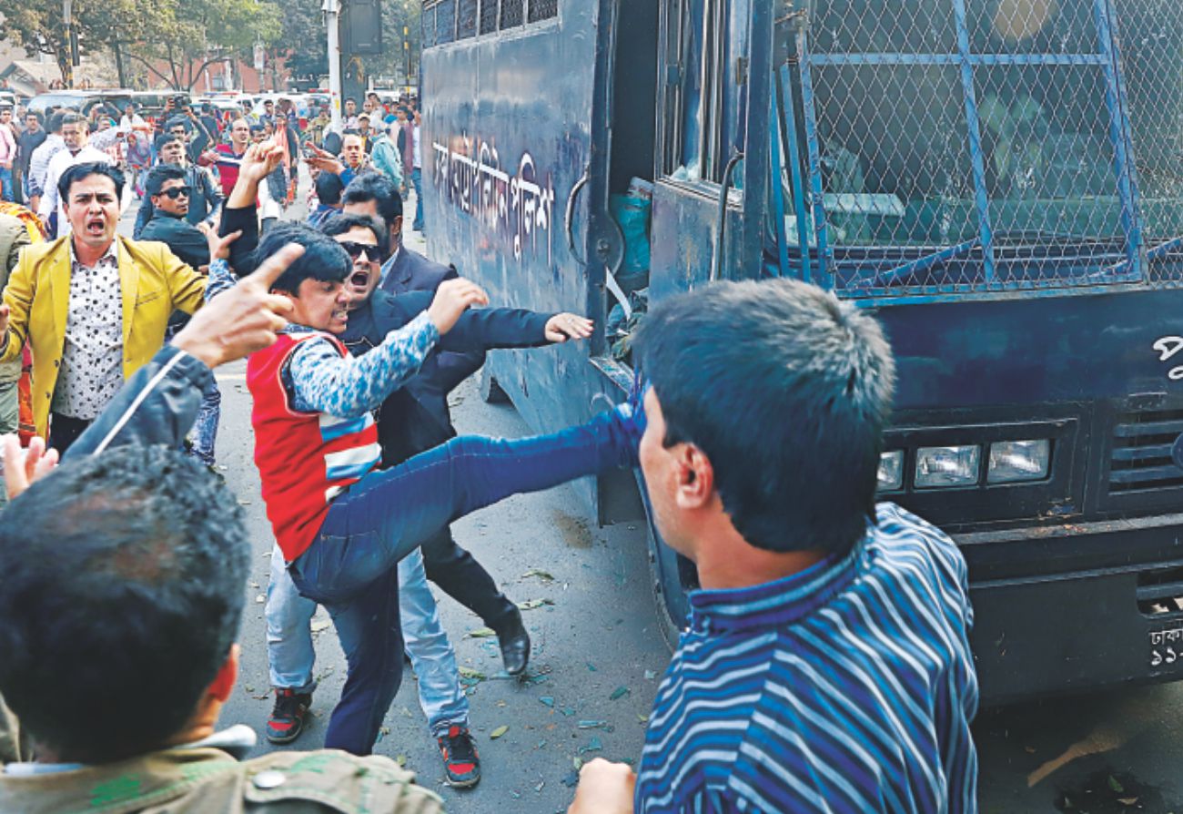 BNP activists snatch fellows from police