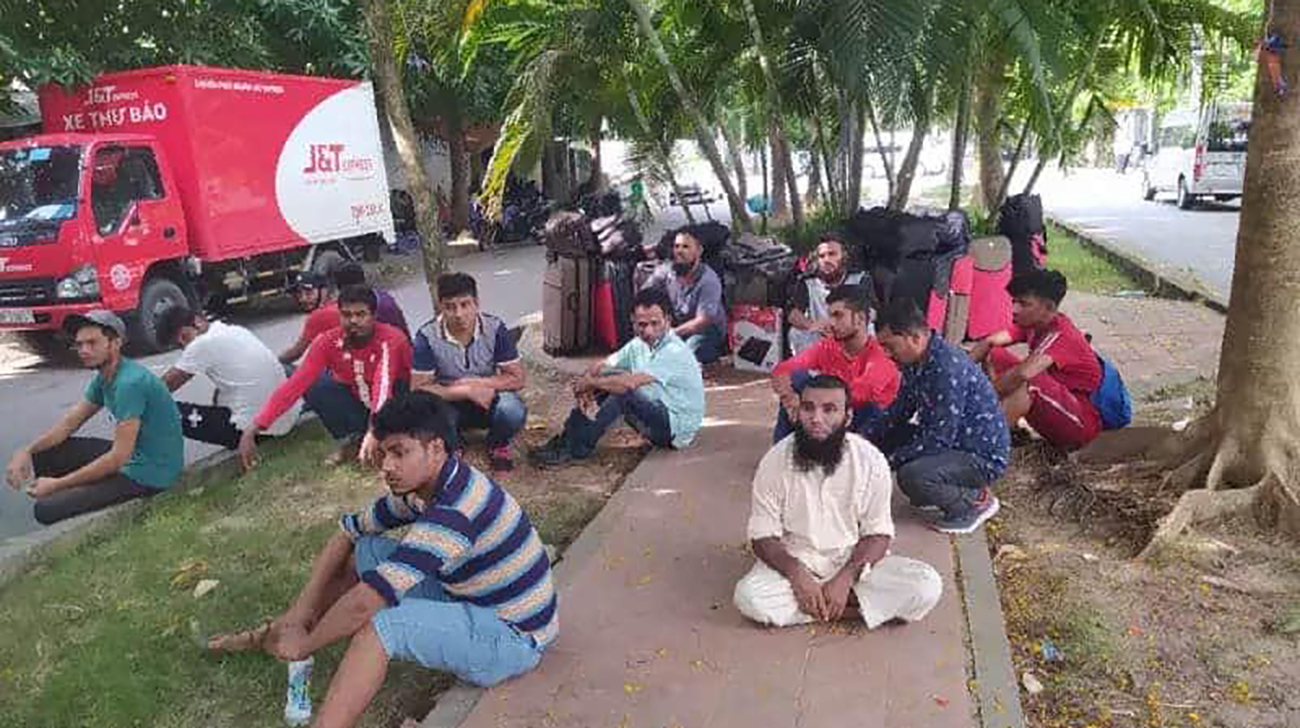 17 Bangladeshis hold sit-in near embassy in Hanoi, call for urgent help