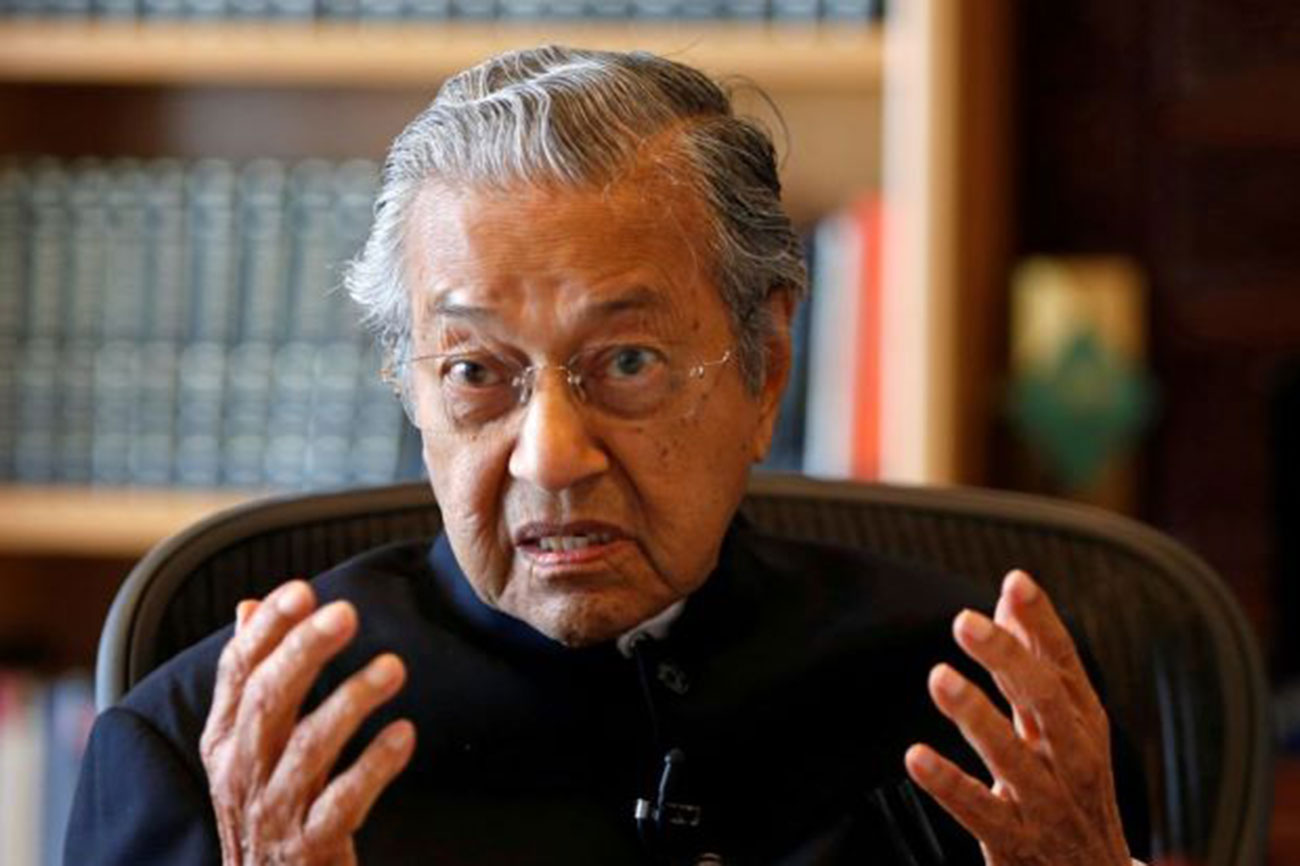 Dr Mahathir returns Selangor royal awards