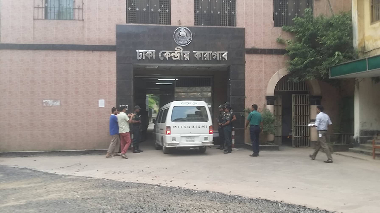 Docs examine Khaleda in jail