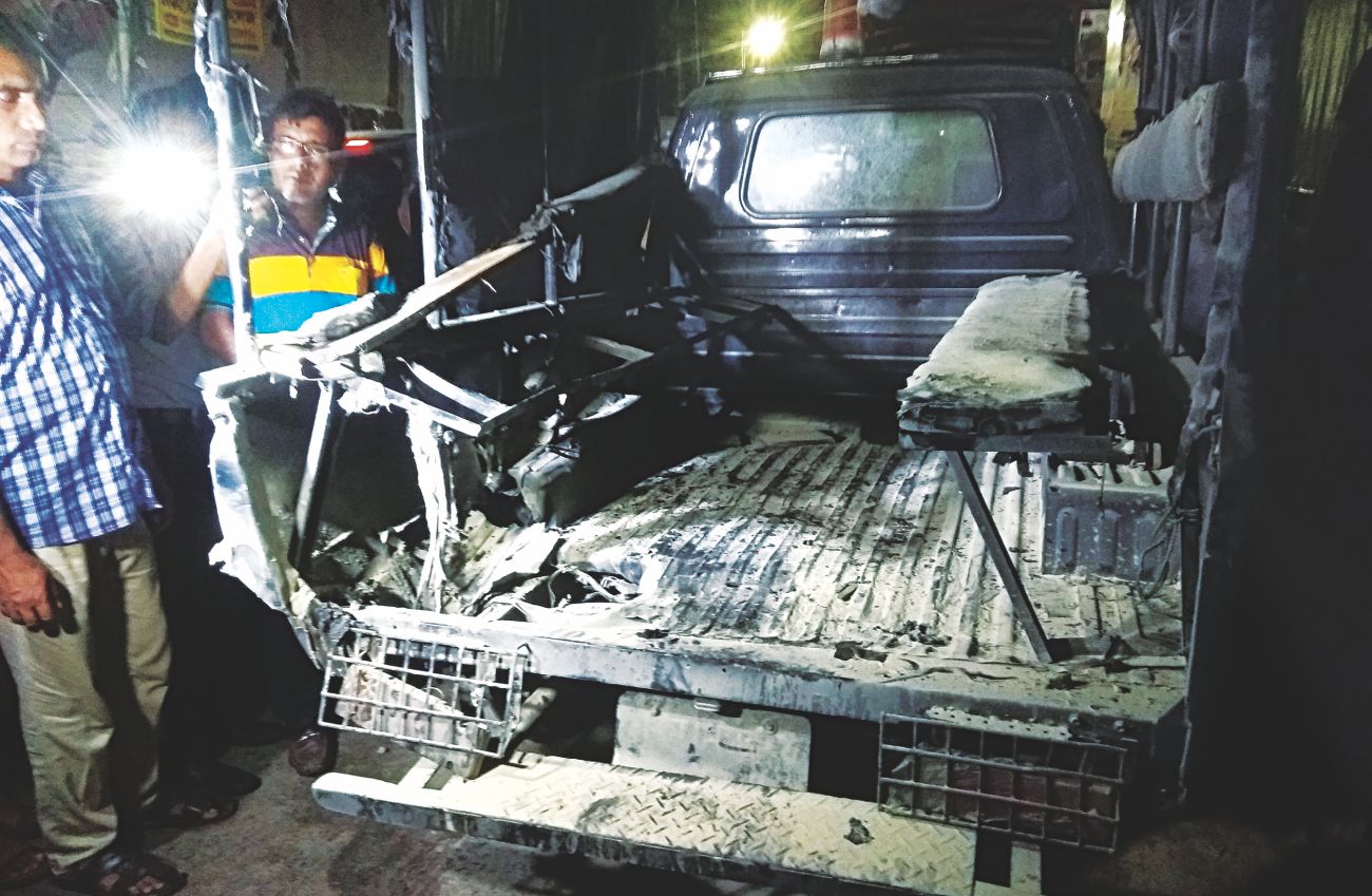 2 injured in bomb attack on police van