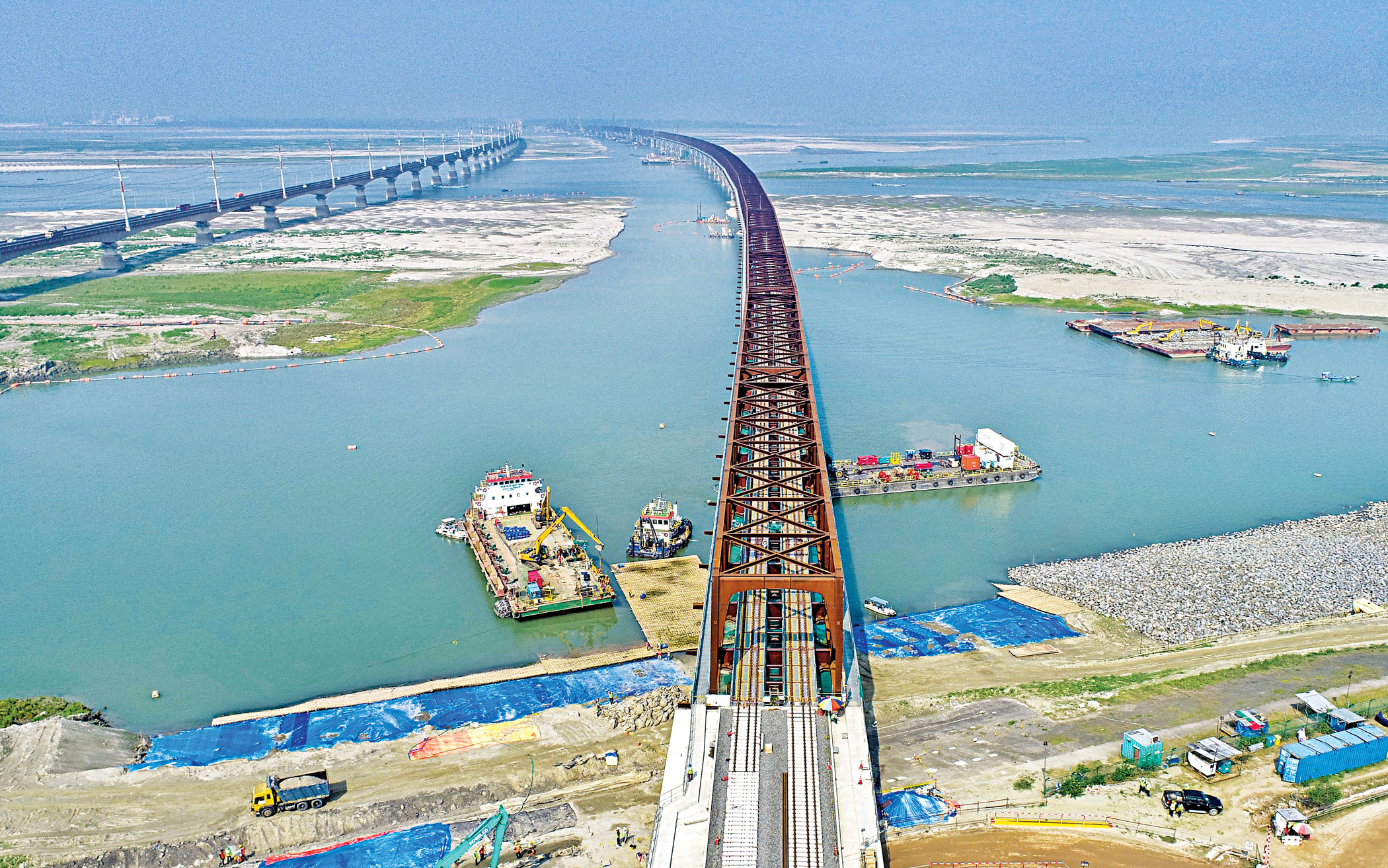 Jamuna River:  Train to roll into new rail bridge in Dec