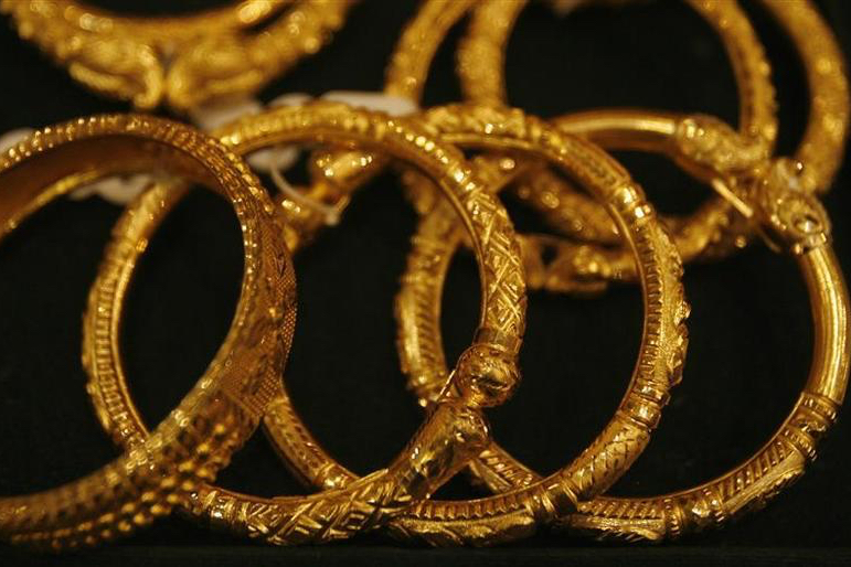 Gold prices drop in local market