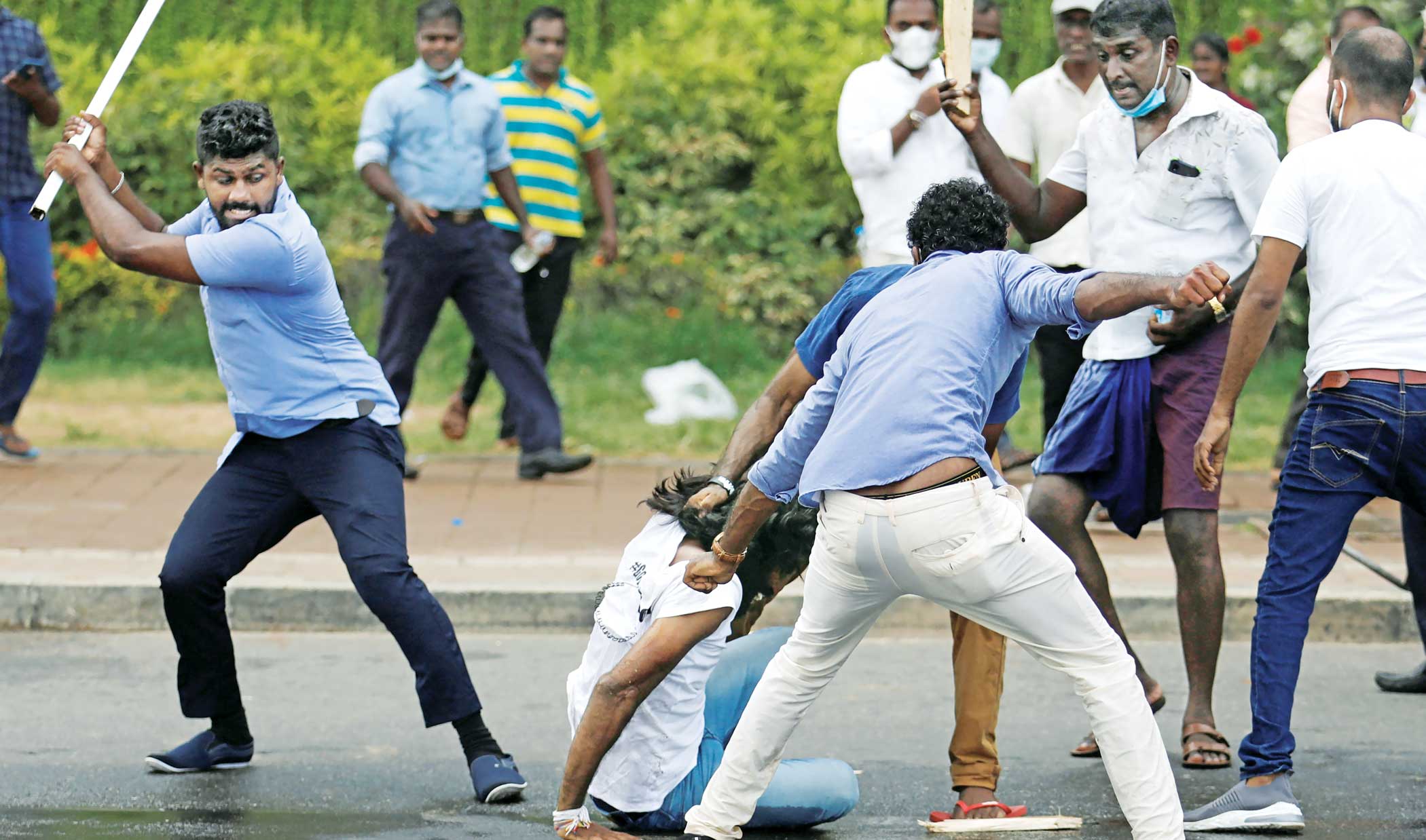 Sri Lanka economic crisis: PM quits after violent clashes
