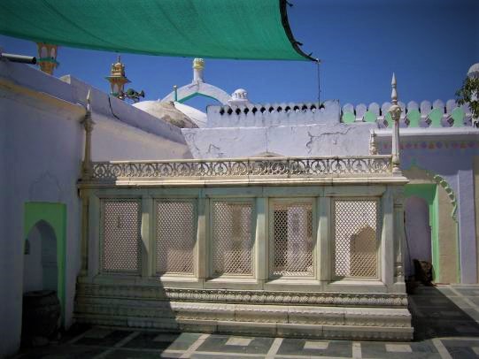 Amid row, Aurangzeb's tomb in Maharashtra closed for 5 days