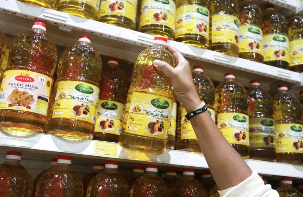 Palm oil: Indonesia to lift export ban from May 23, President says