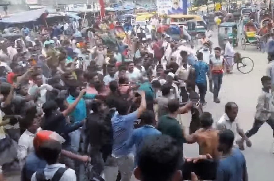 Video of mob beating up traffic sergeant in Dhaka’s Jurain goes viral &nbsp;