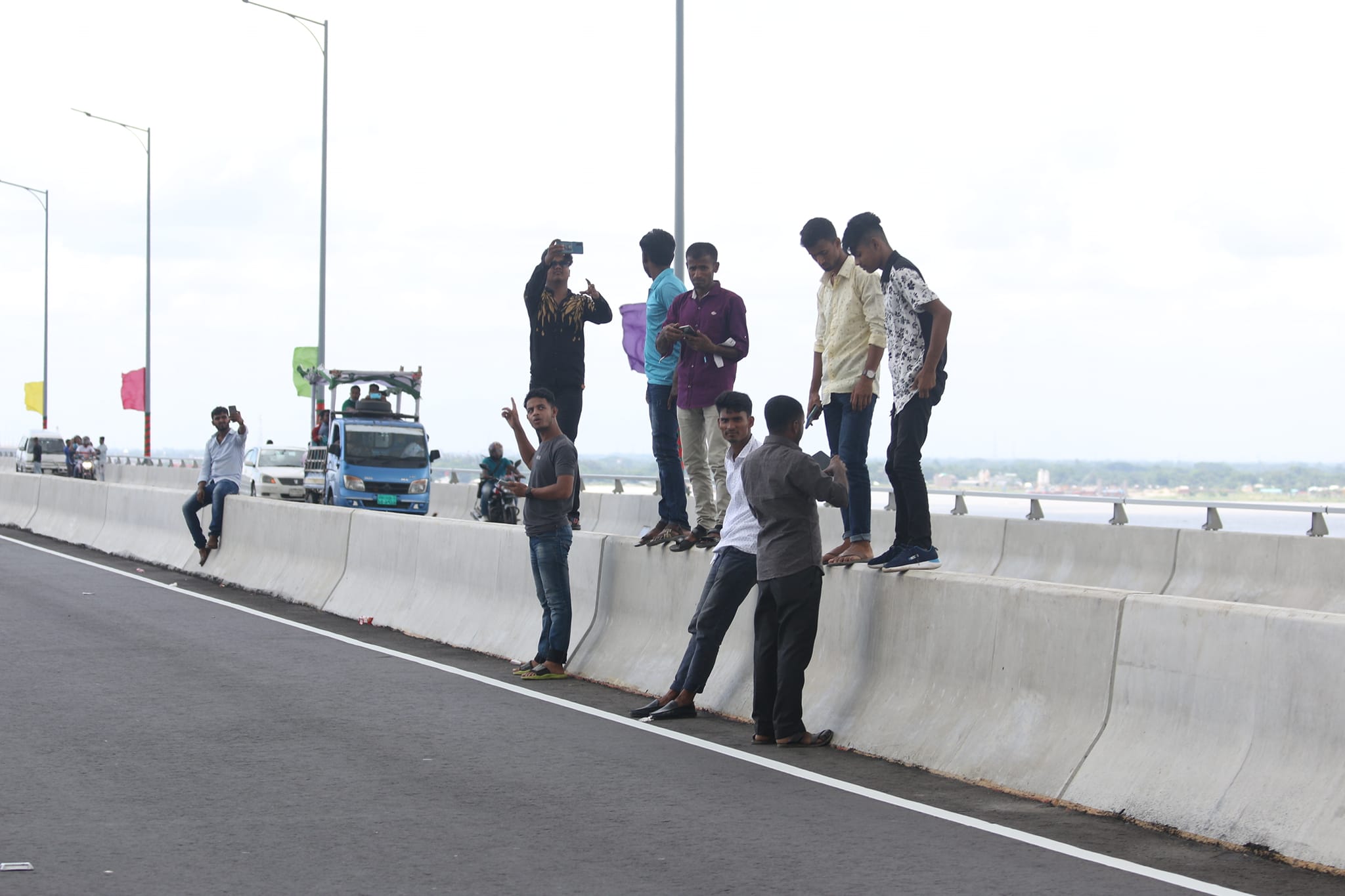 Stopping vehicles to take photos on Padma Bridge punishable offence