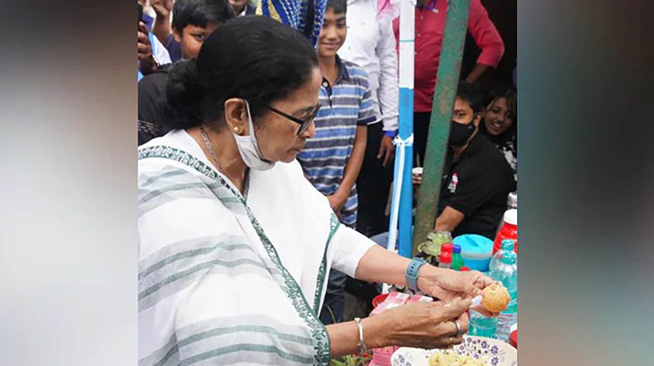 Mamata serves fuchka to Bangladeshi tourist in Darjeeling