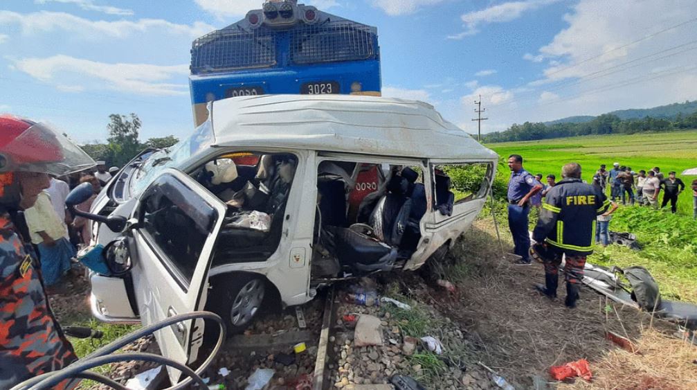 11 dead as train hits microbus at rail crossing in Ctg