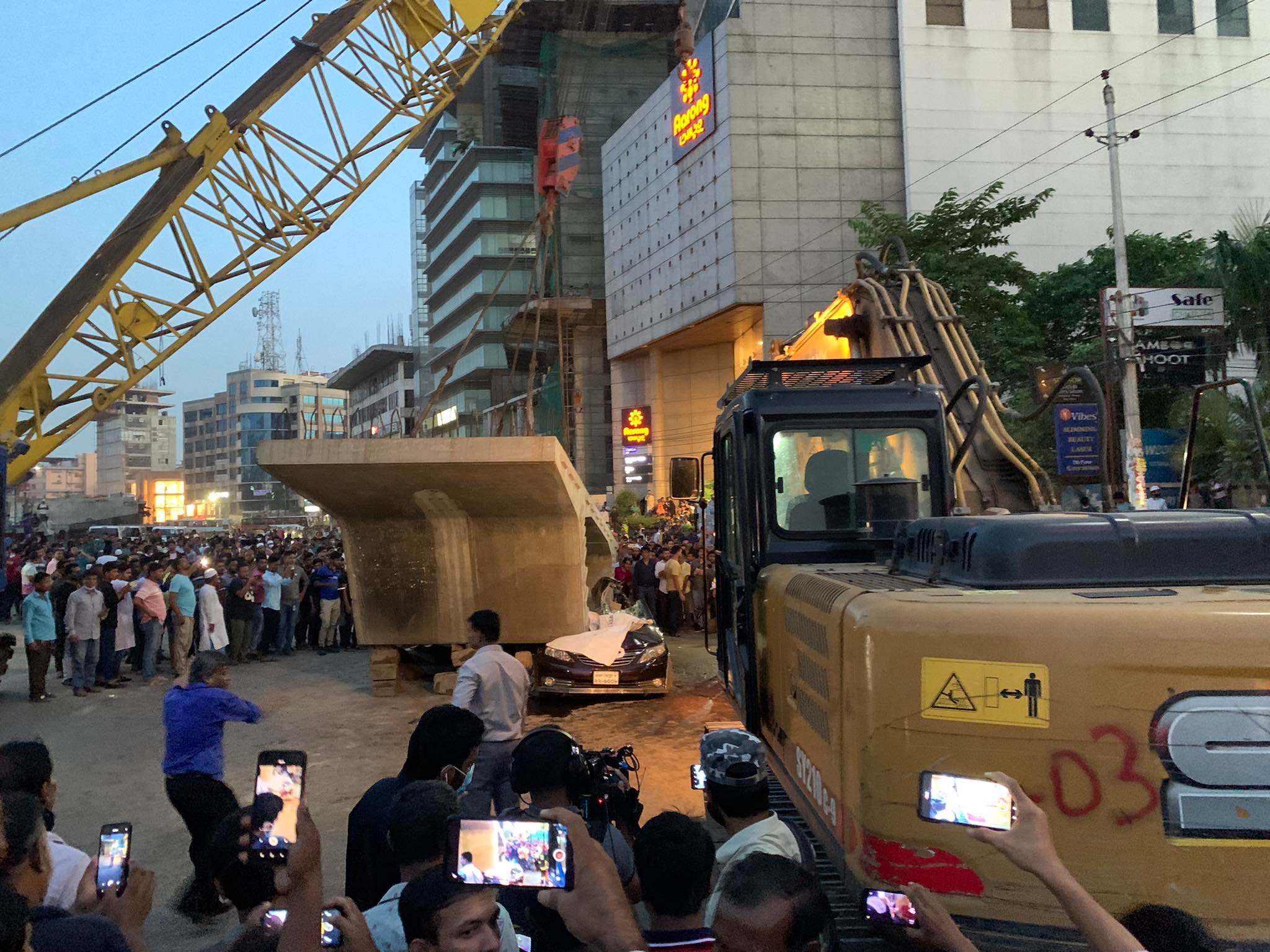 5 dead as segment of viaduct falls on car from crane