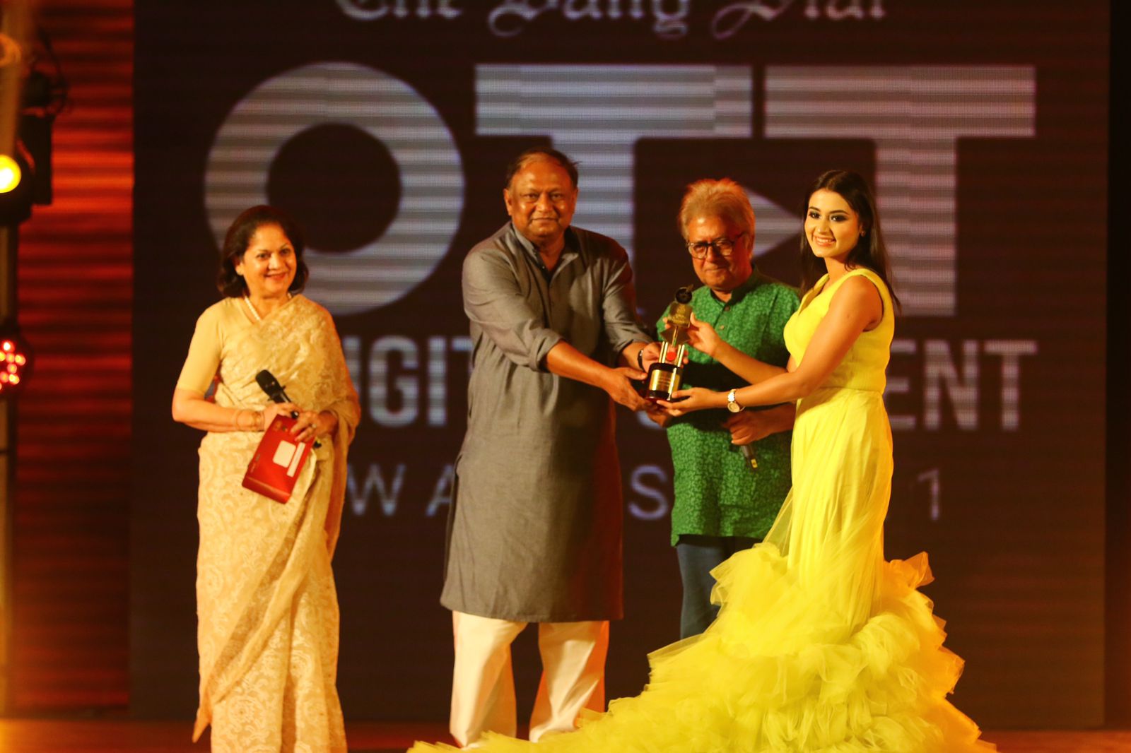 Tasnia Farin wins Best Female Actor for her role in 'Ladies & Gentlemen'