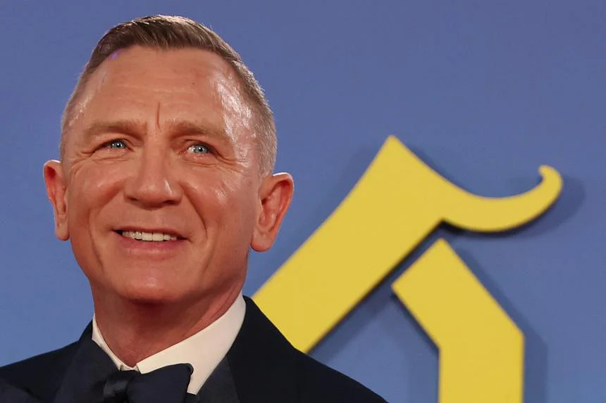 James Bond star Daniel Craig receives same medal as 007 