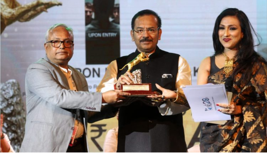'Kura Pokkhir Shunne Ura' wins Best Film at Kolkata International Film Fest