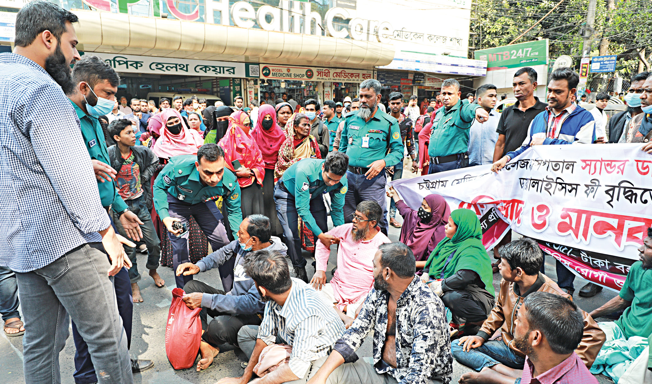 Dialysis Fee Hike: 5 hurt as cops charge baton on protesters