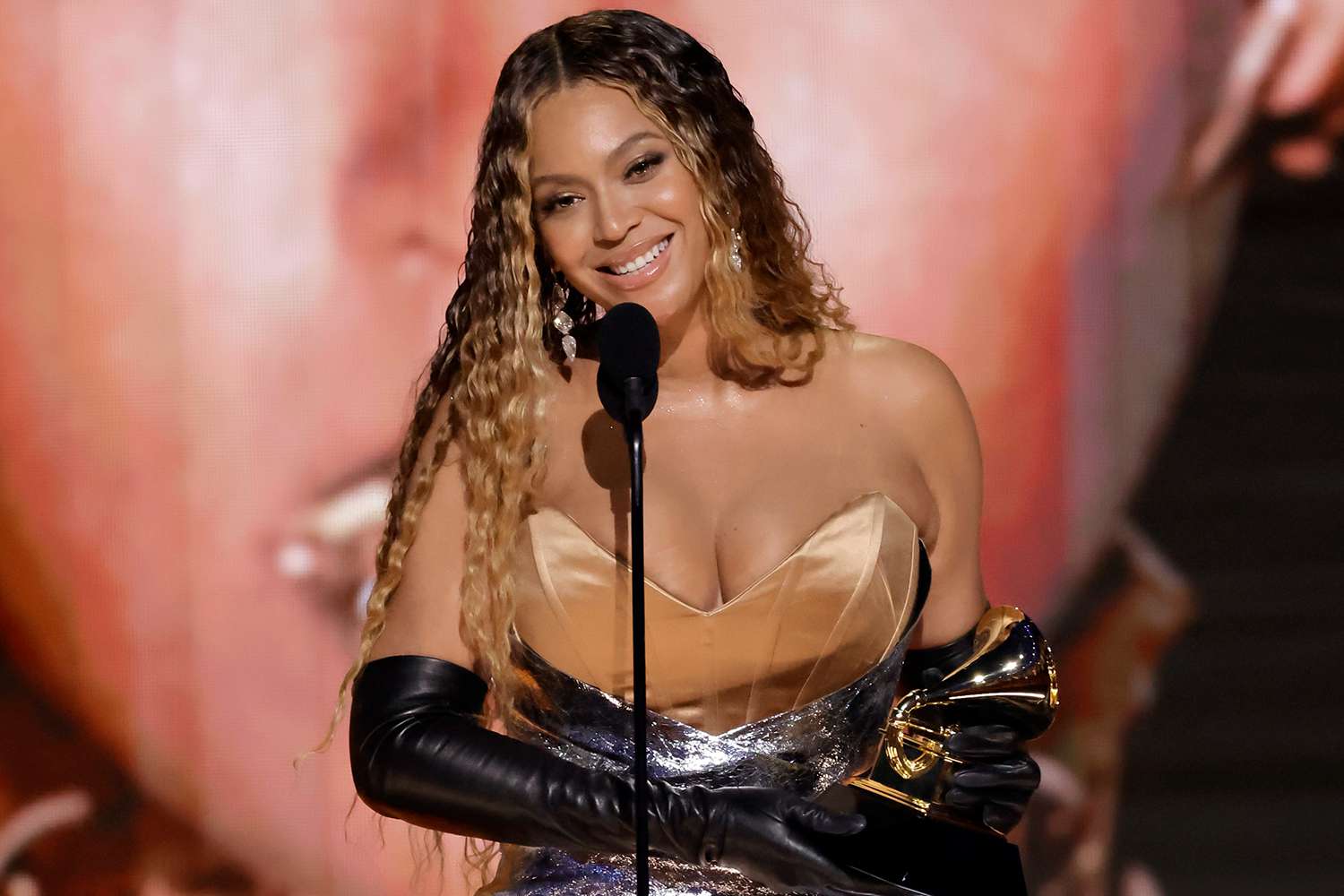 Beyoncé breaks Grammys record, is now most-decorated artist