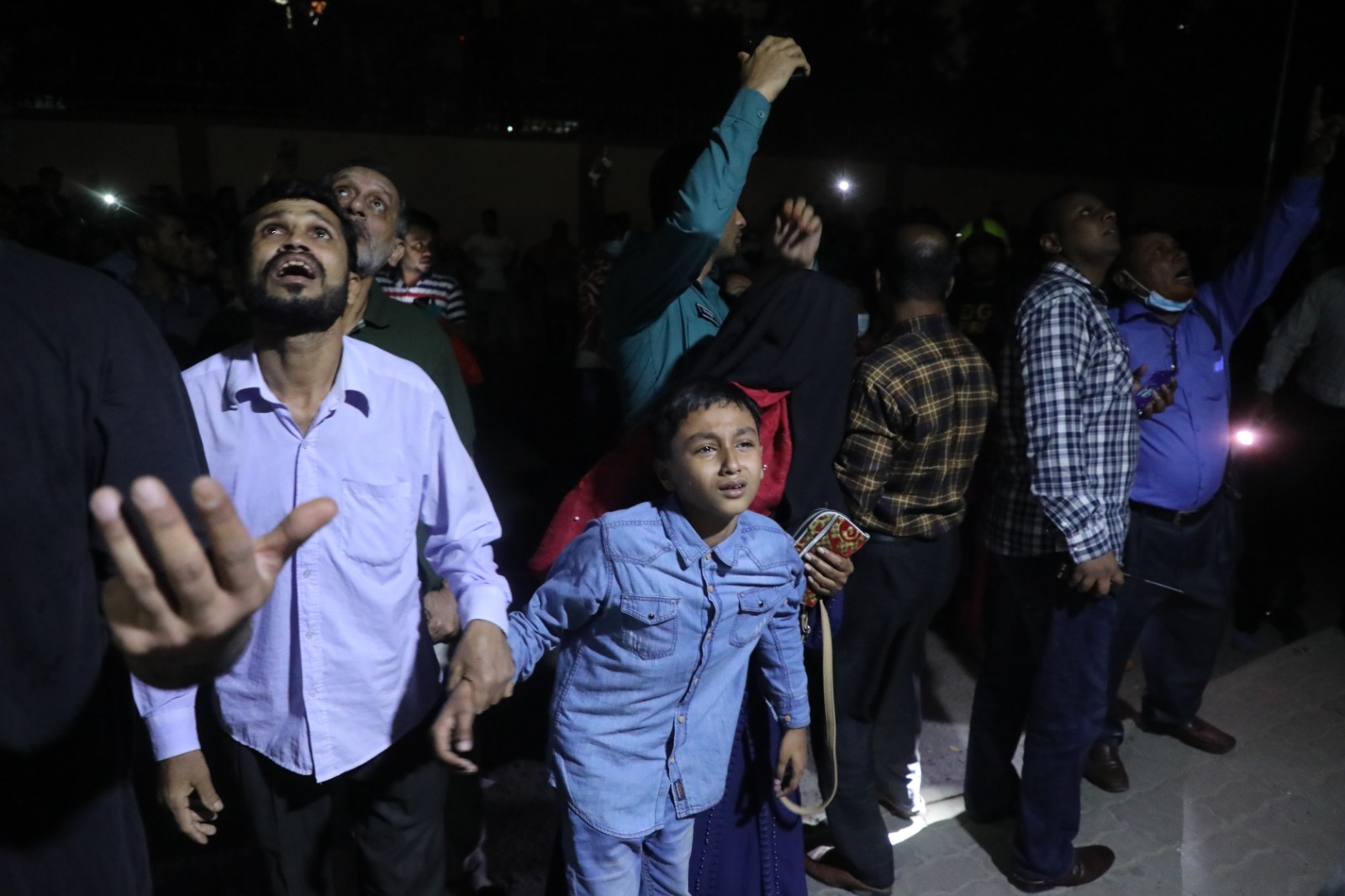 With cellphone flashlights, they called for help