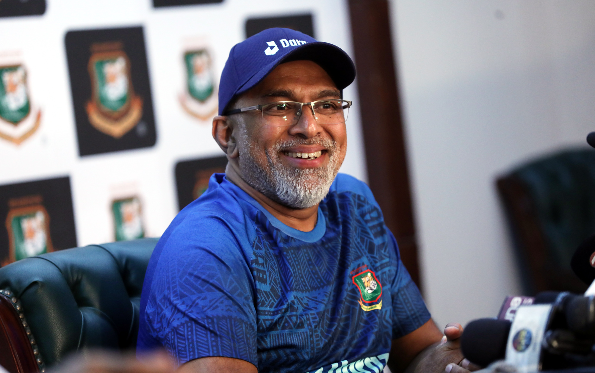 Hathurusingha rejects supposed tension with senior players