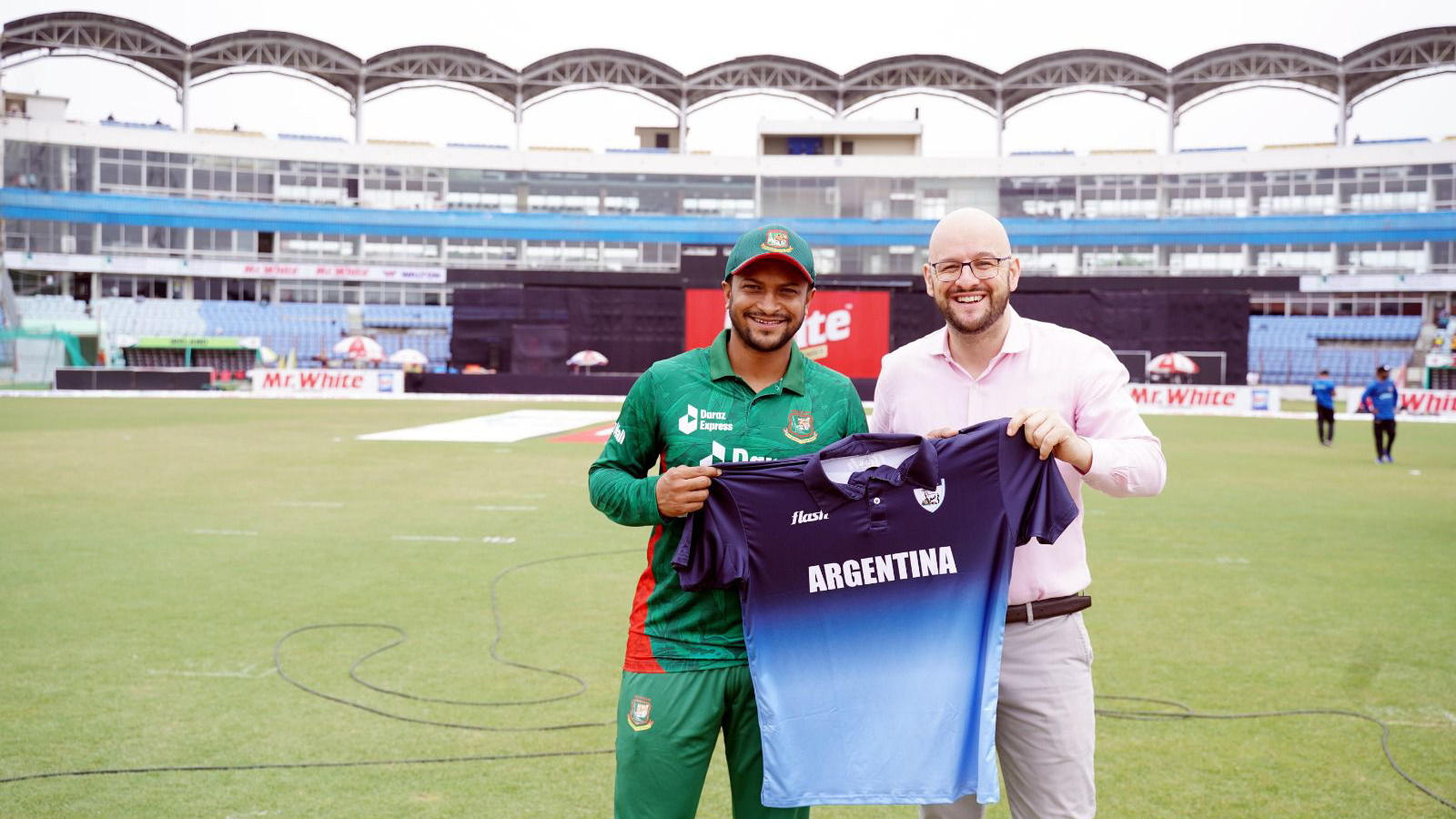 Shakib receives Argentina cricket team’s gift for Bangladesh