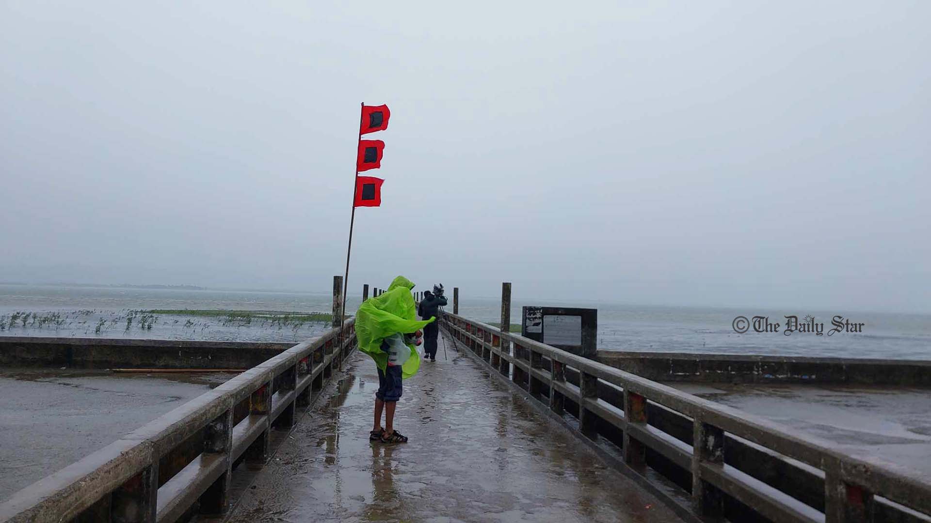 In pictures: Rough sea at Teknaf