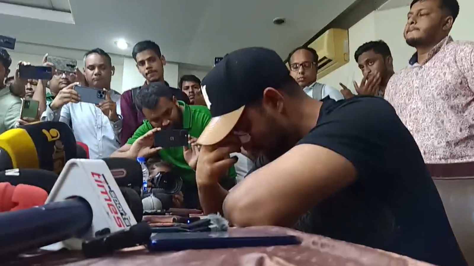 Tamim calls time on 16-yr int'l career in emotional press briefing