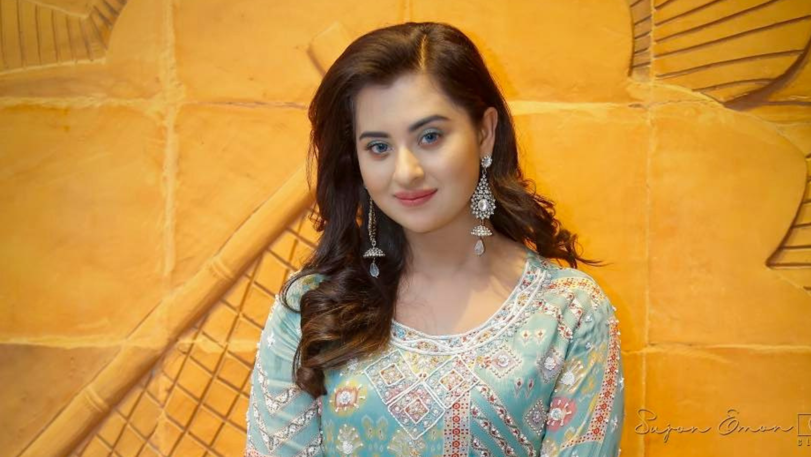 40 news presenters show up to watch Bubly's 'Prohelika'