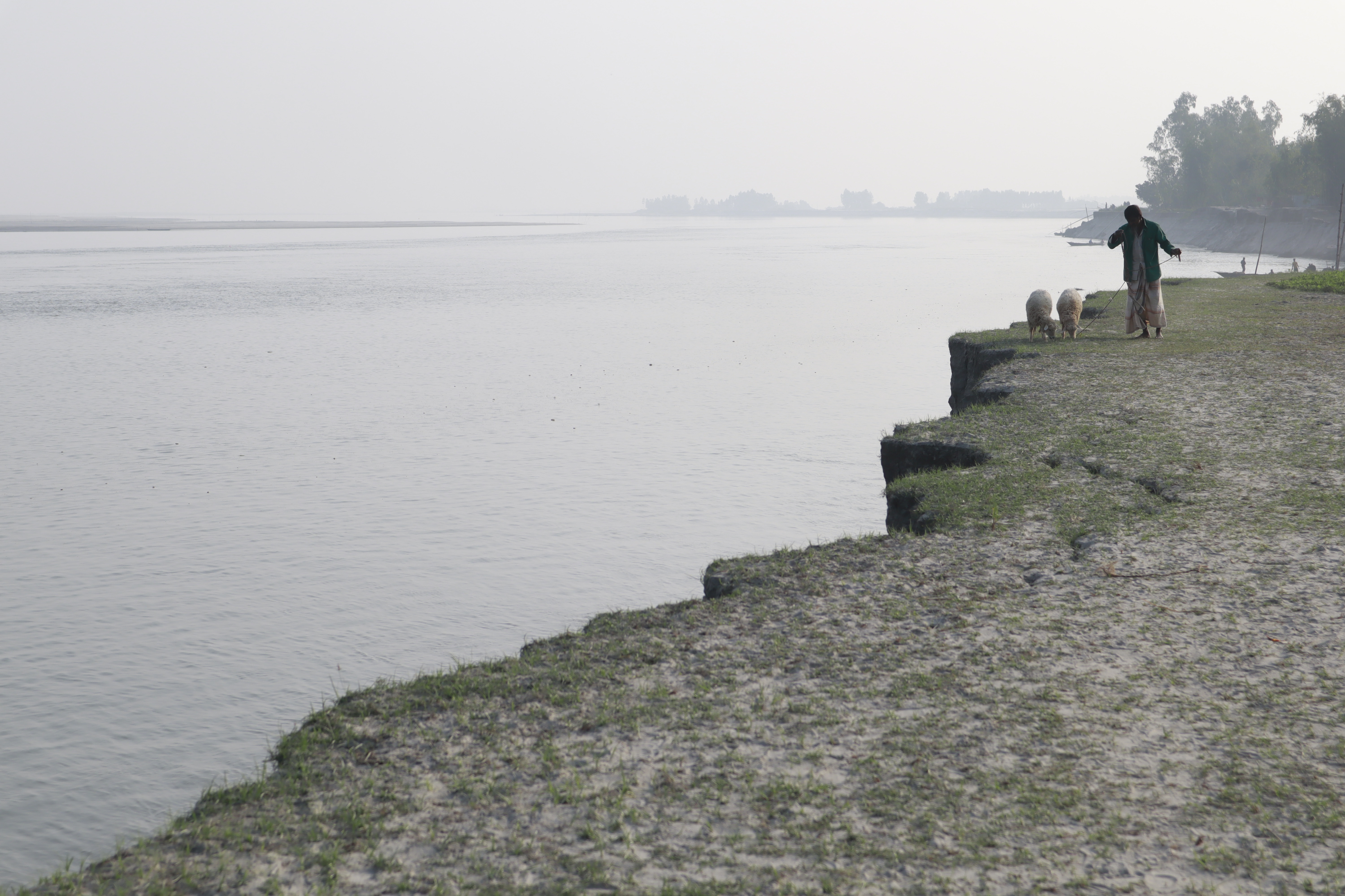 Living with the river or fighting against it?