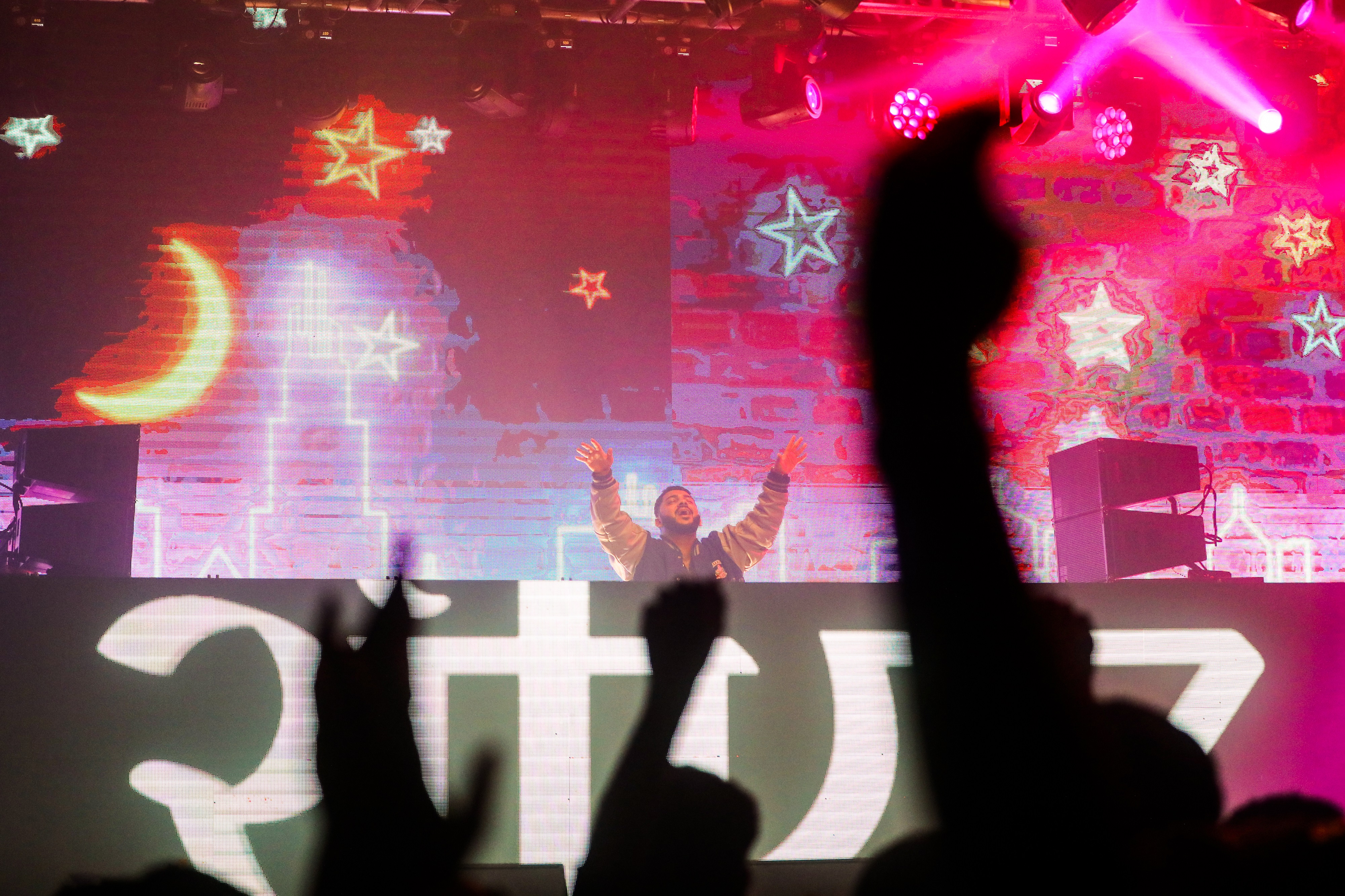 Ritviz enthrals in top-notch Dhaka concert 