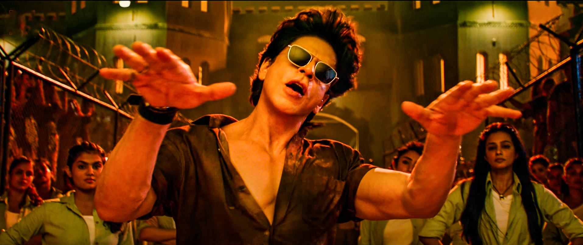 SRK grooves with 1000 female dancers in 'Zinda Banda'