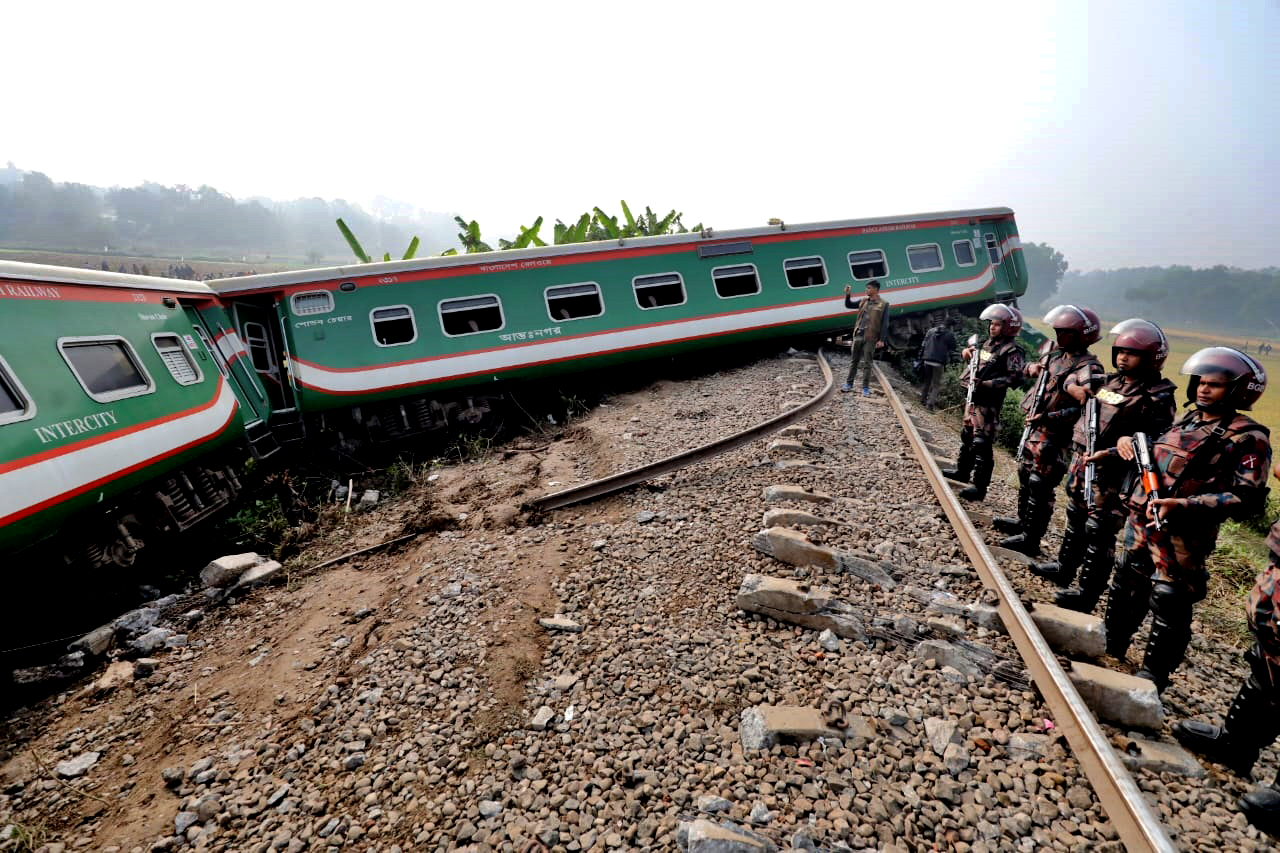 Saboteurs derail express train; 1 killed 