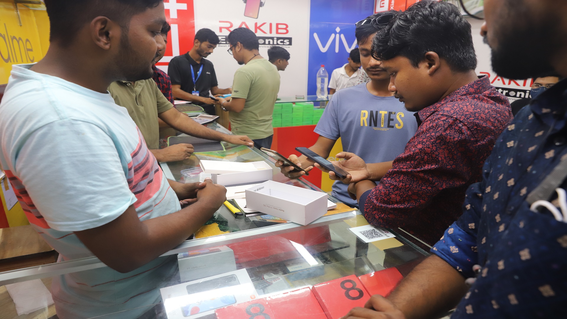 Challenges persist for smartphone makers