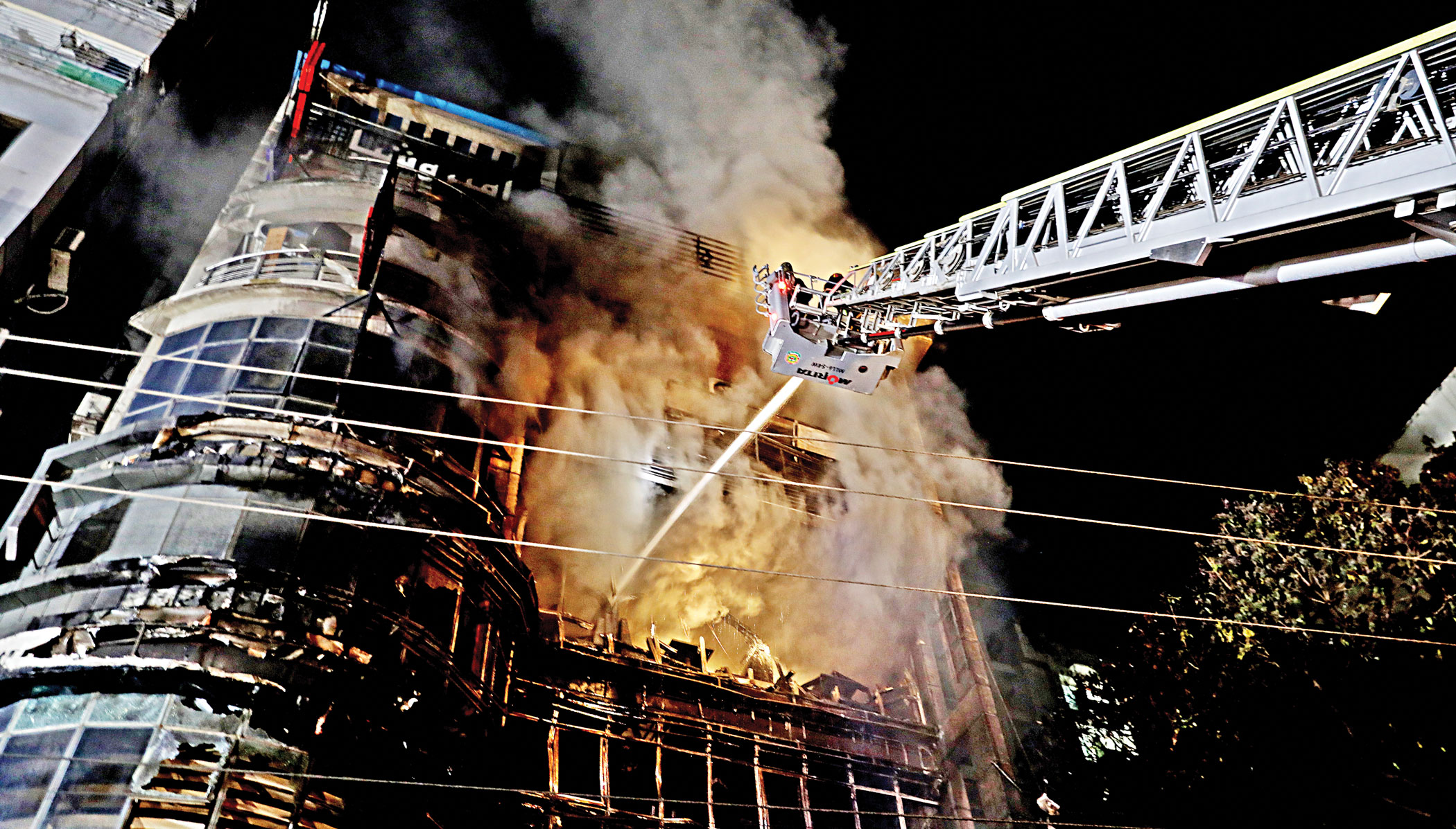 At least 44 killed in building blaze 