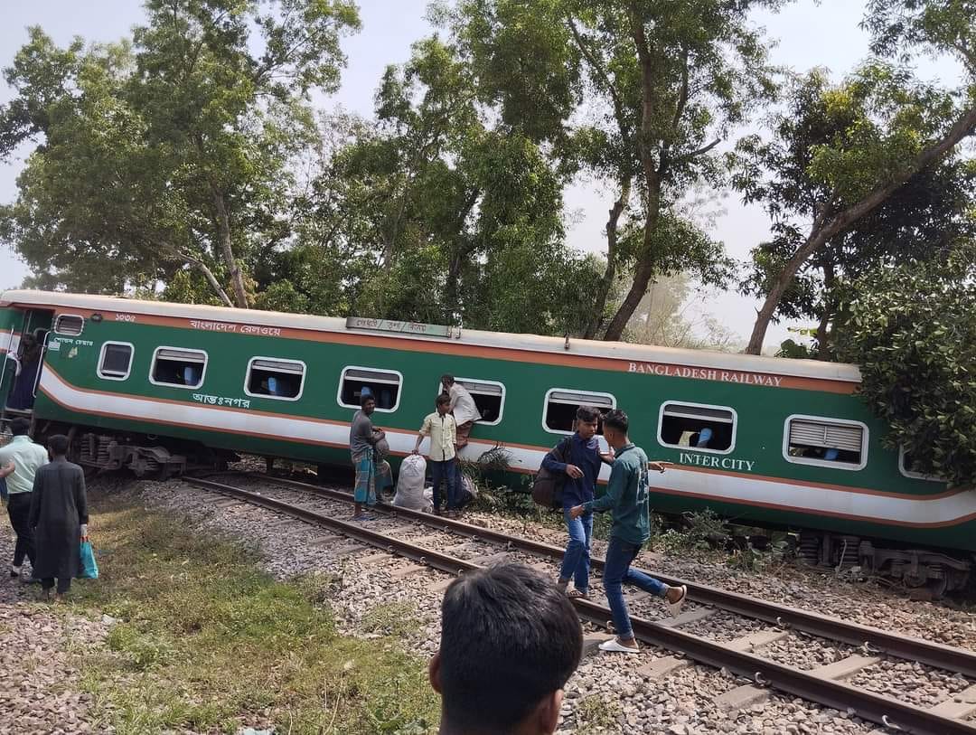 Ctg's rail link snapped as Bijoy Express train derails in Cumilla, several hurt