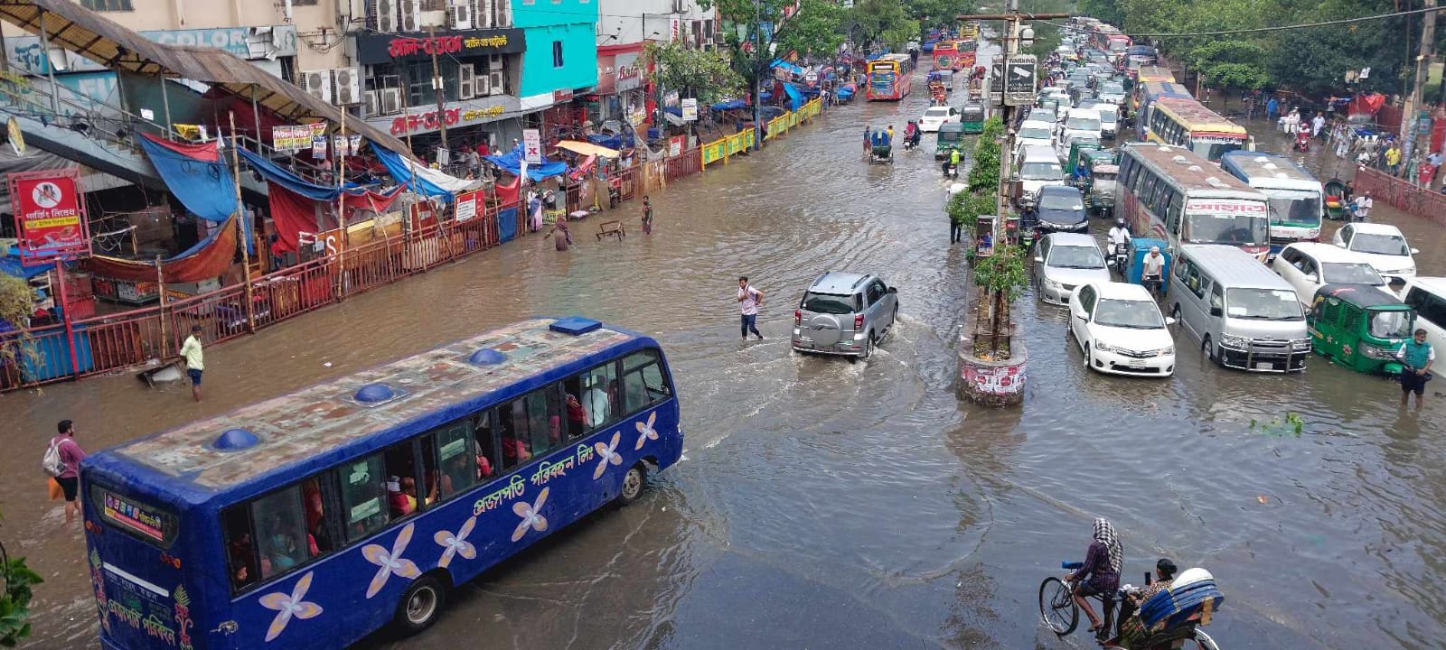 Commuters suffer as heavy rain inundates parts of Dhaka