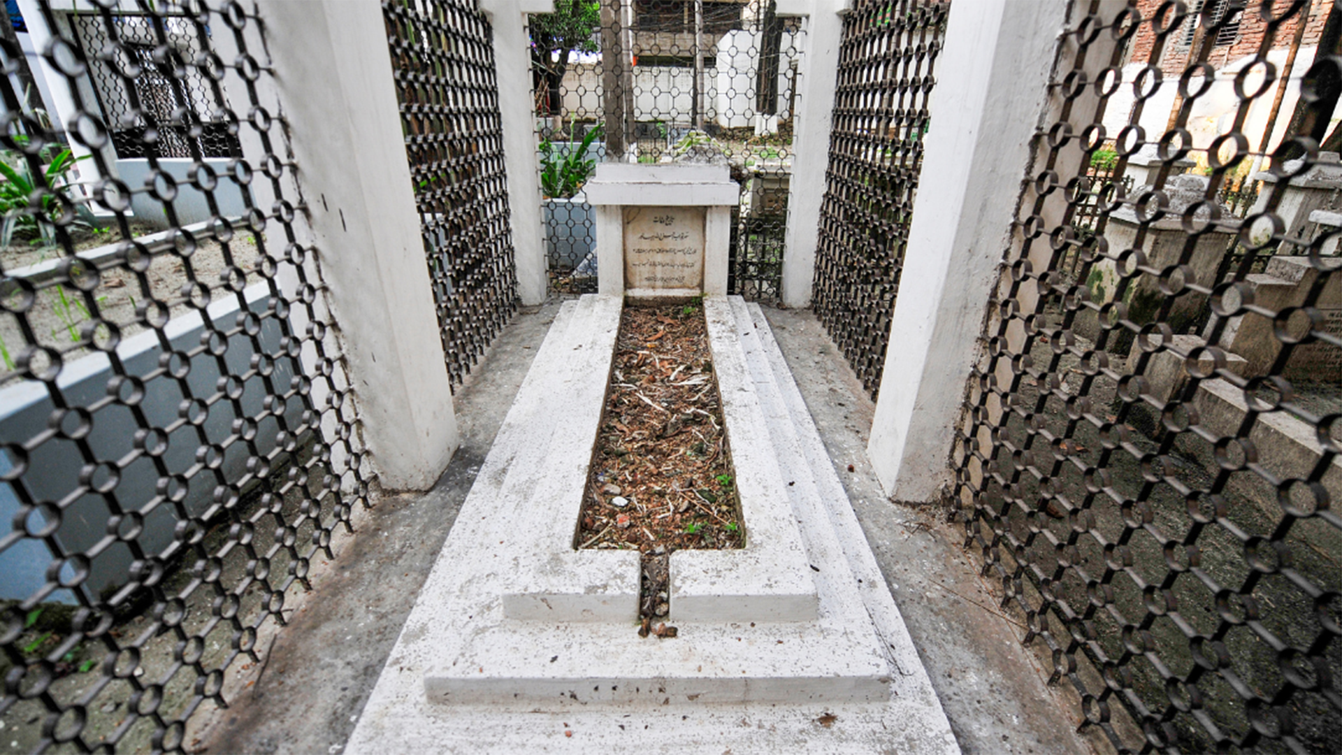 Where is the grave of Dhaka's Nawab Ahsanullah?
