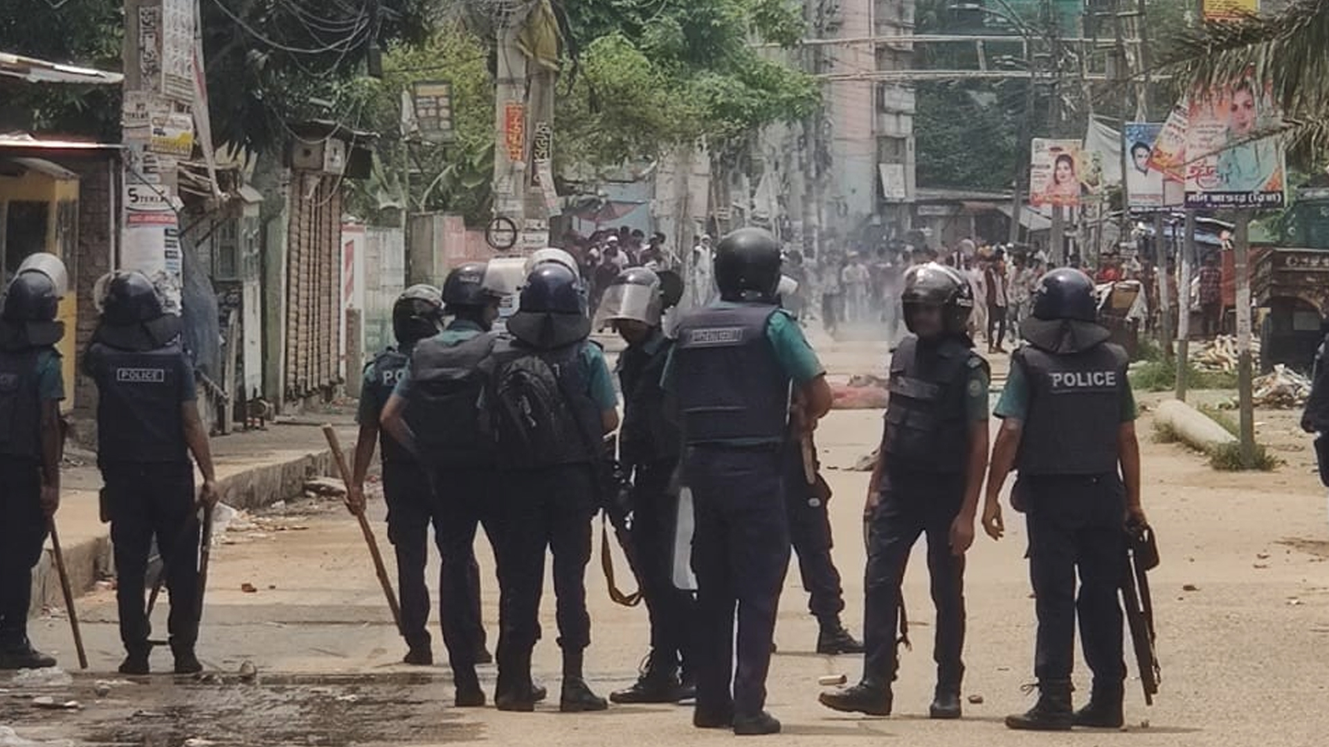 Battery-run rickshaw drivers continue protest, block roads in Dhaka 