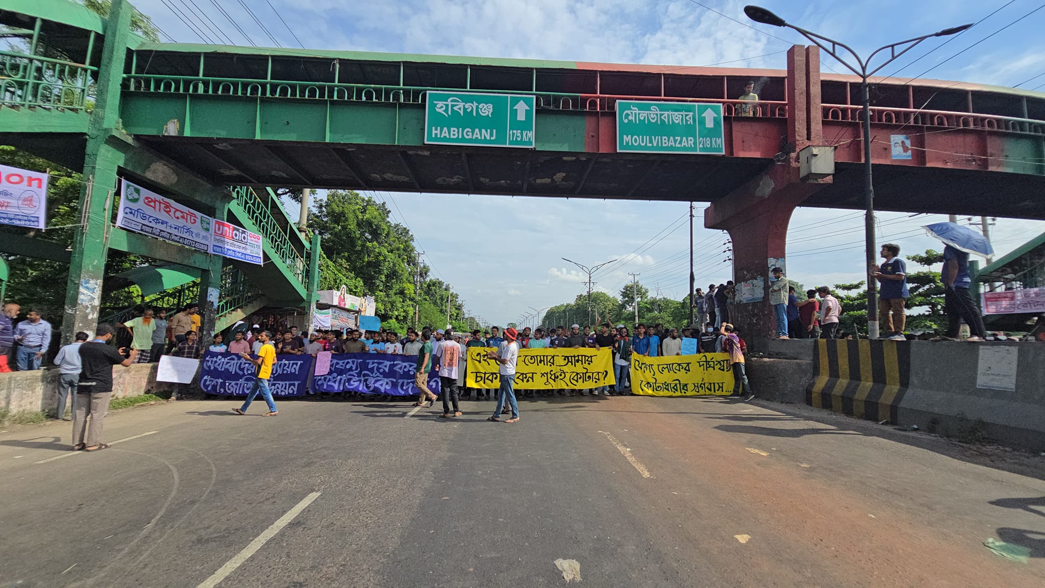 JU students block Dhaka-Aricha highway
