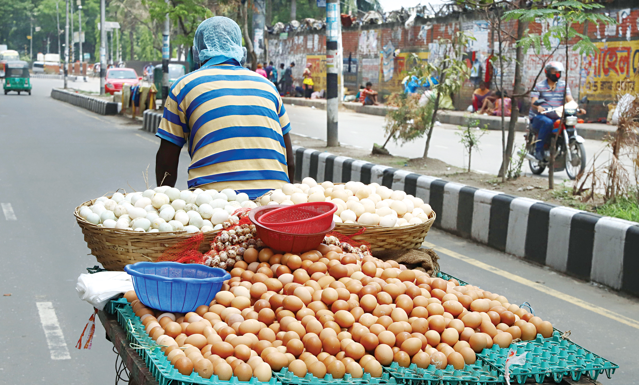 Govt makes major moves to cut prices of edible oil, sugar, egg