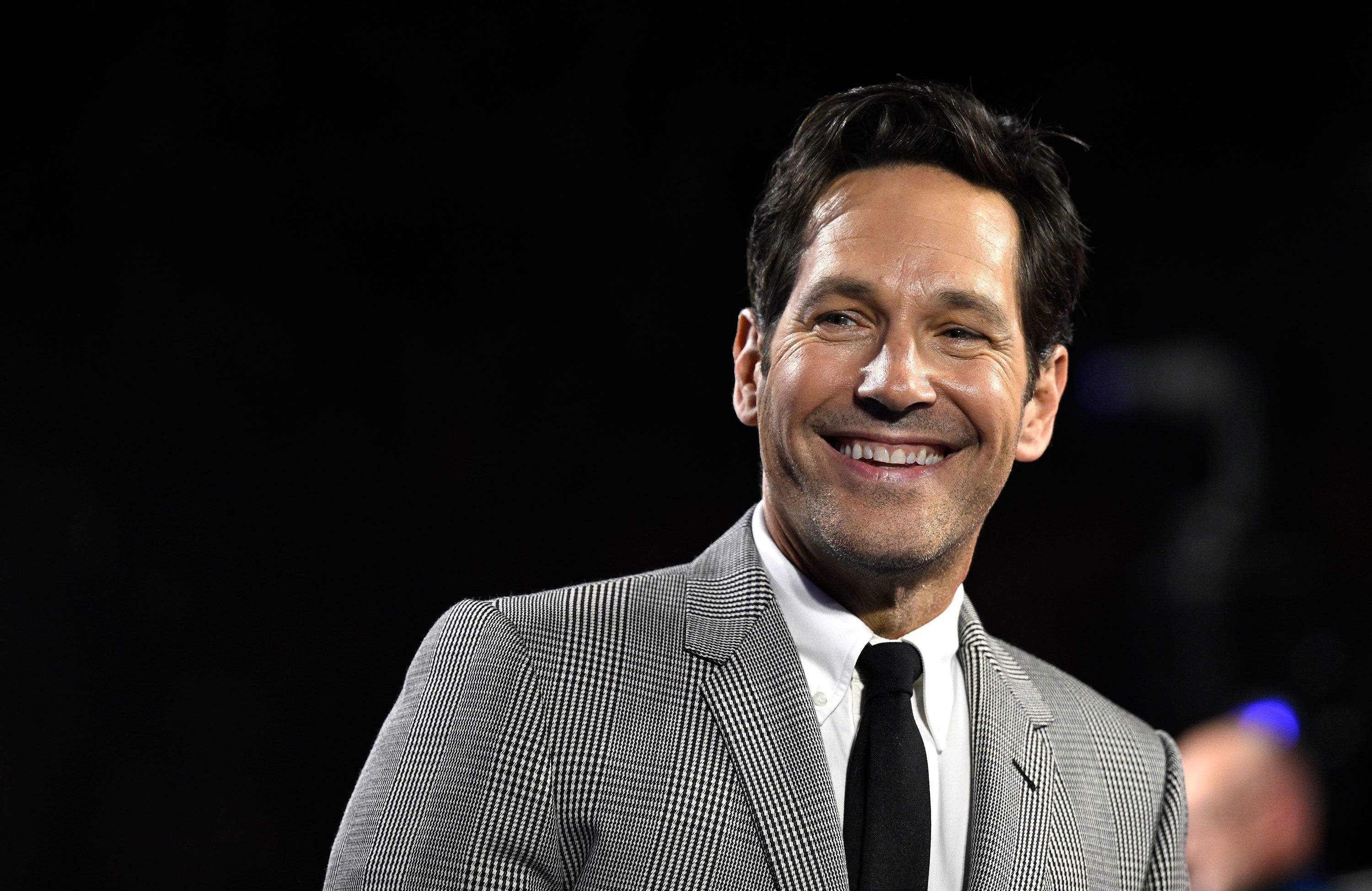 Paul Rudd surprises voters at a university in Pennsylvania, hands out water in long queues