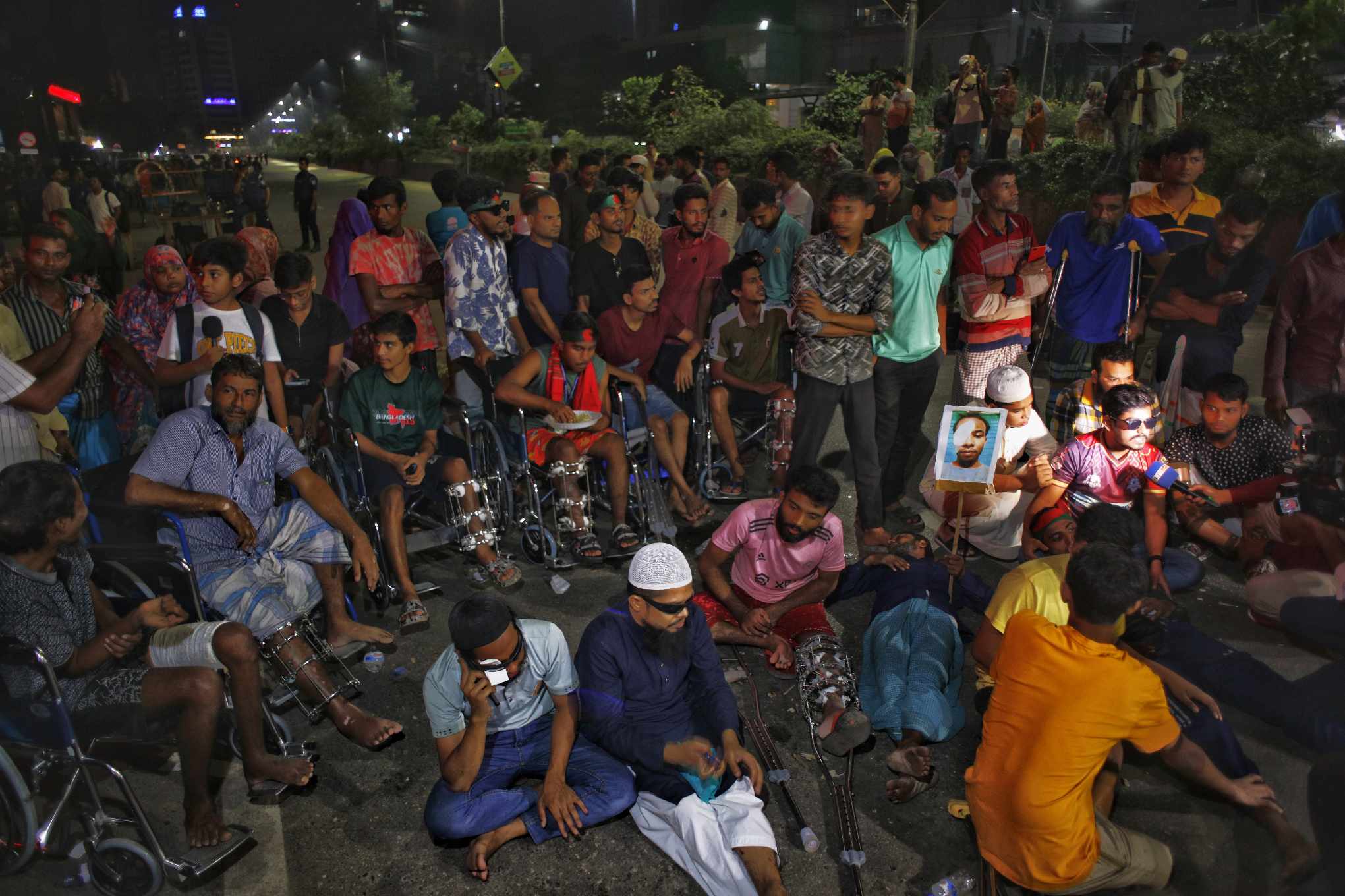 Wounded protesters withdraw after 4 advisers meet them 