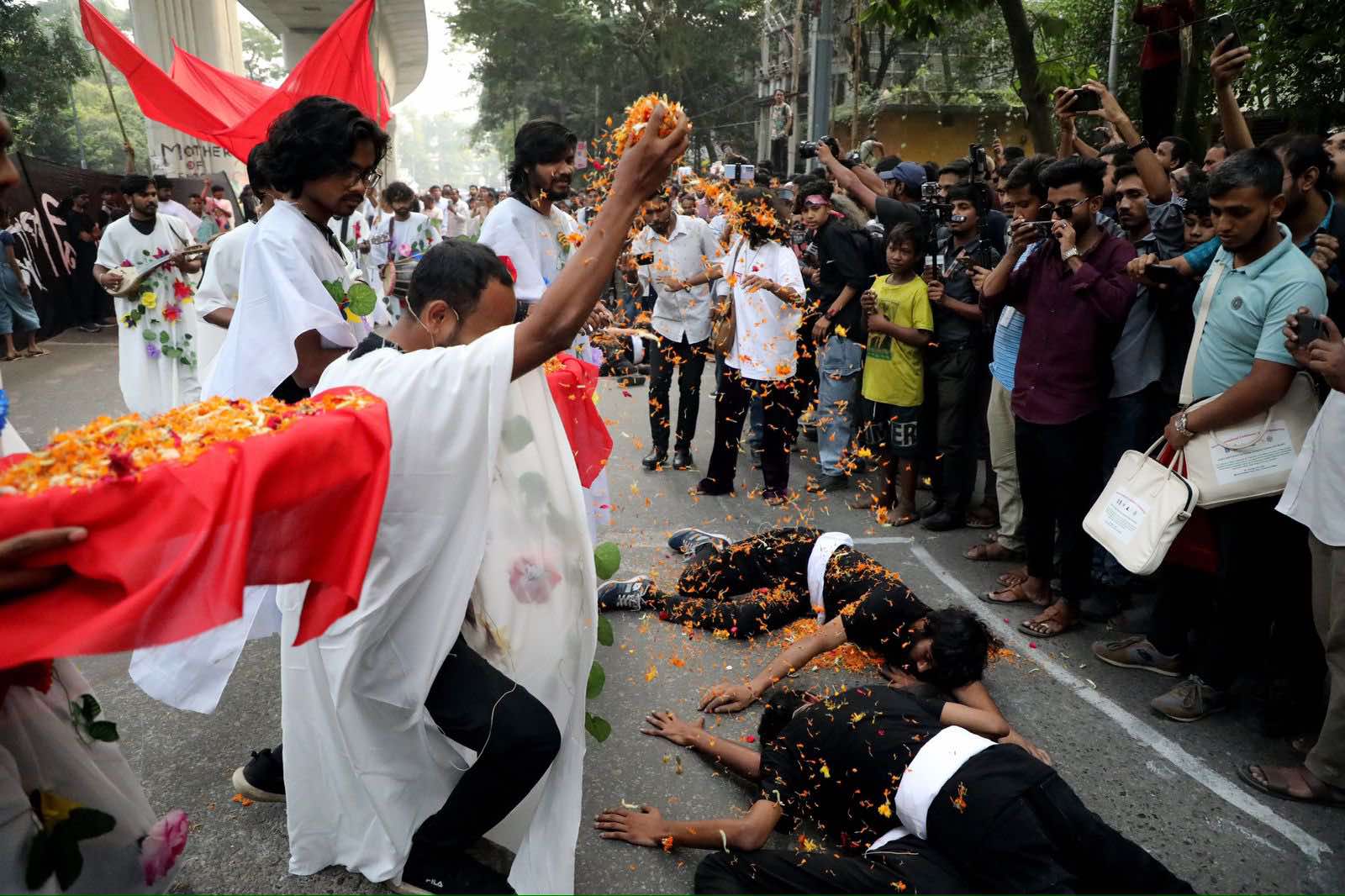 Street theatre ‘Lal Majlum’ revisits historic uprisings