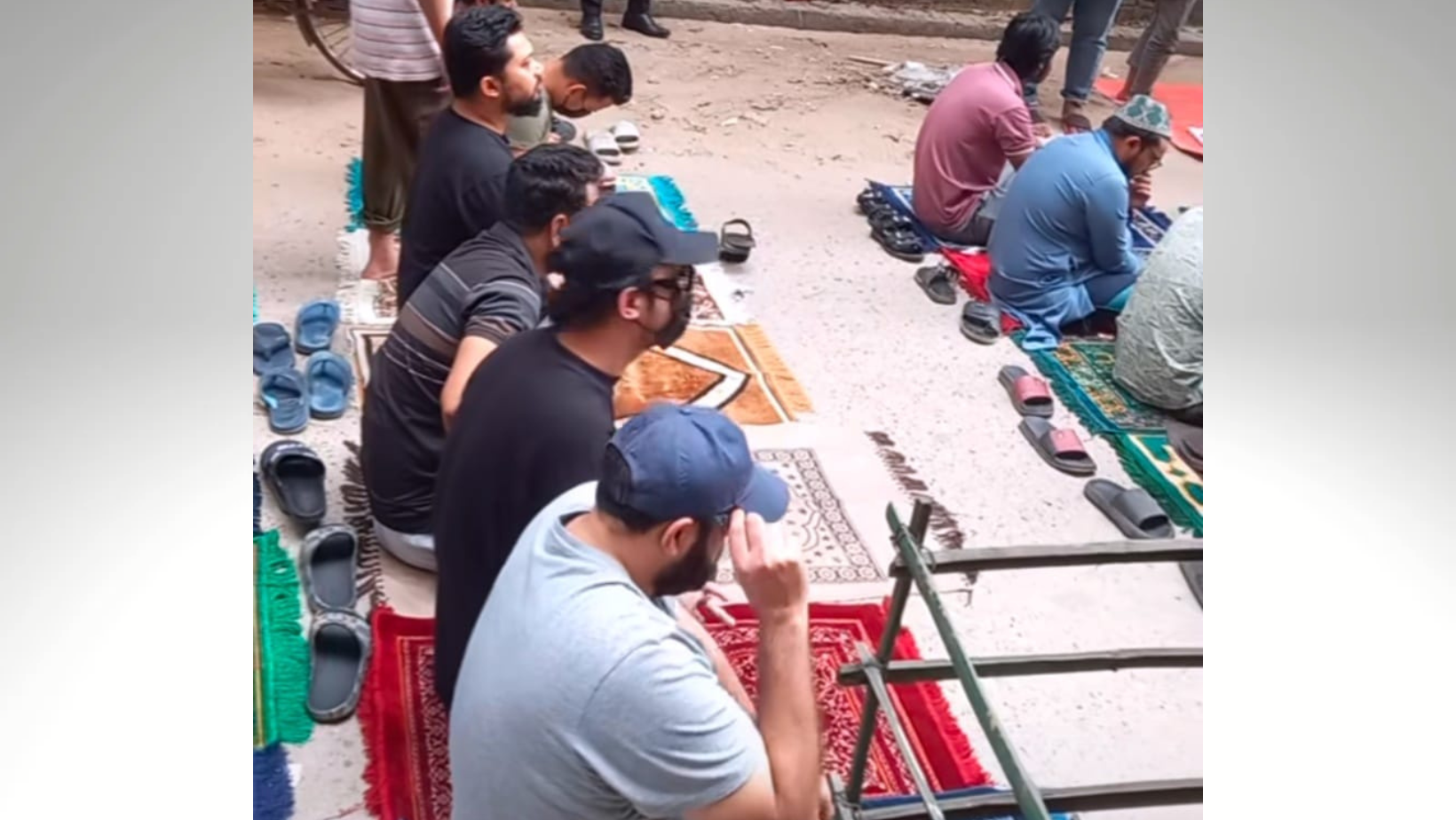 Atif Aslam prays on Dhaka streets, netizens praise humility